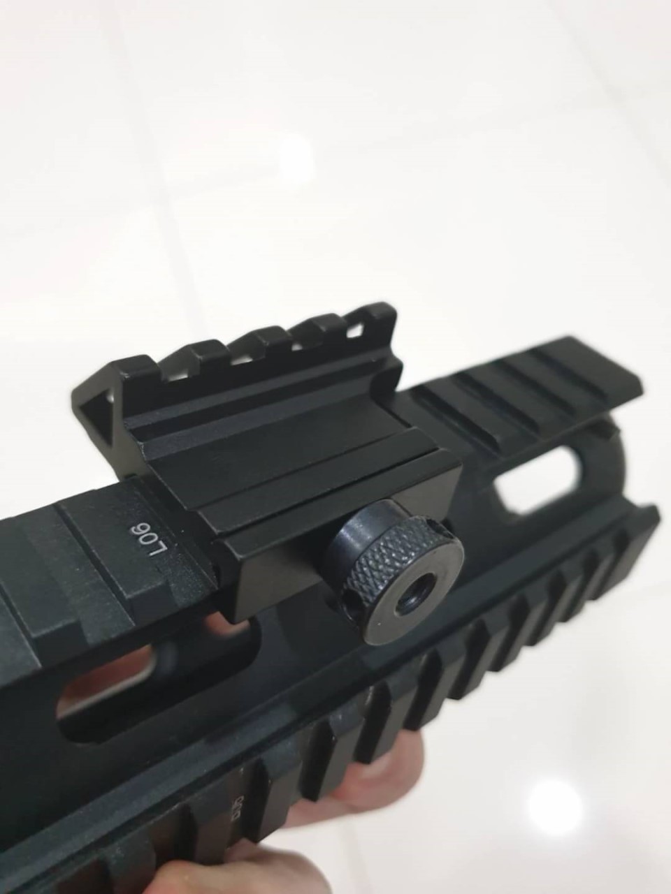 รางเฉียง 45 องศา ผลิตจากโลหะอัลลอย แข็งแรง ใช้ติดตั้งไฟฉาย, Dot, Laser หรือ อุปกรณ์อื่นๆ ติดตั้งง่าย บนราง Picatinny 20 mm. ราคาส่ง 750 บาท