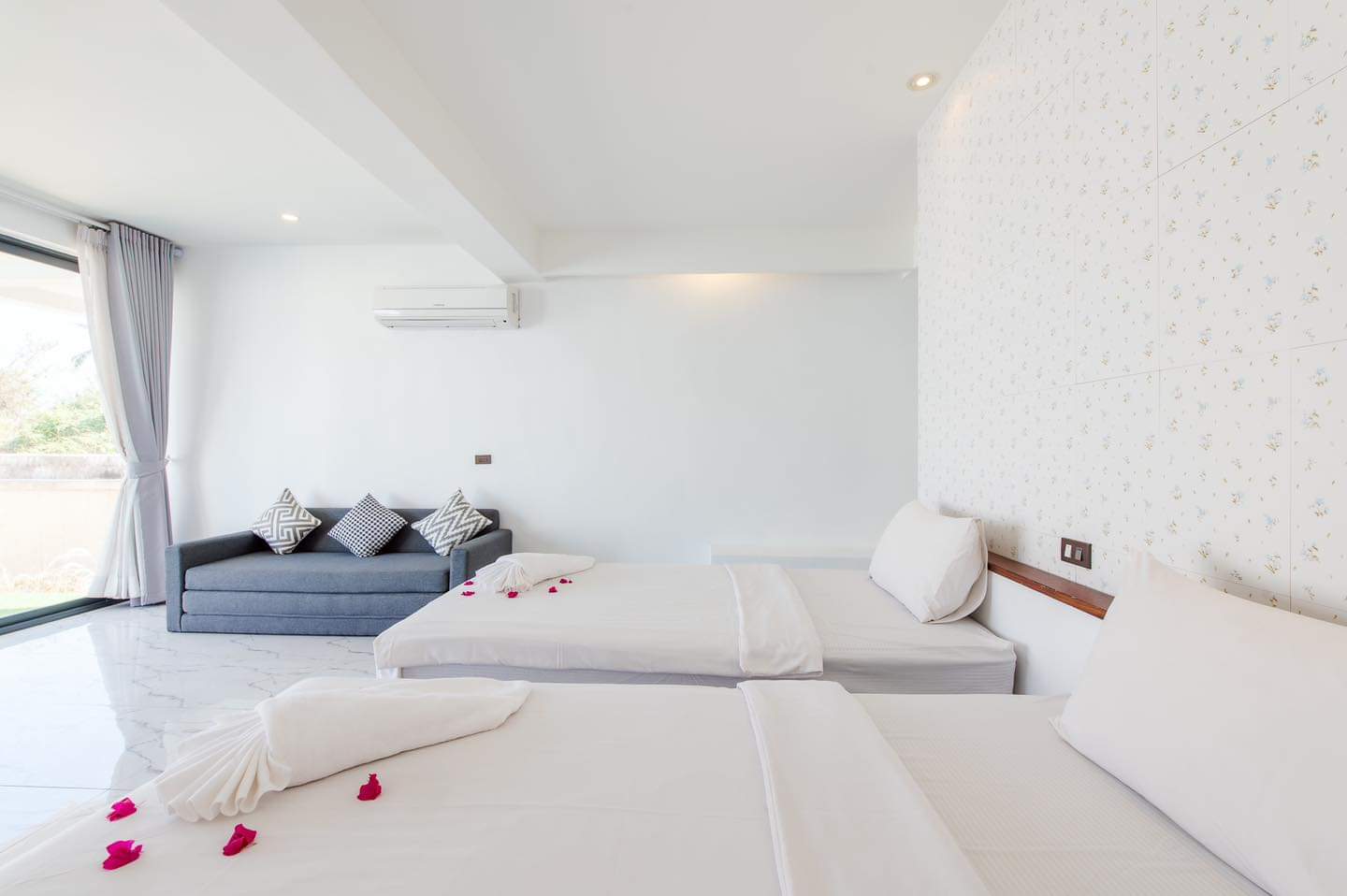 HR15008 บ้านพักติดทะเล โมเดิร์นบีช ปราณบุรี