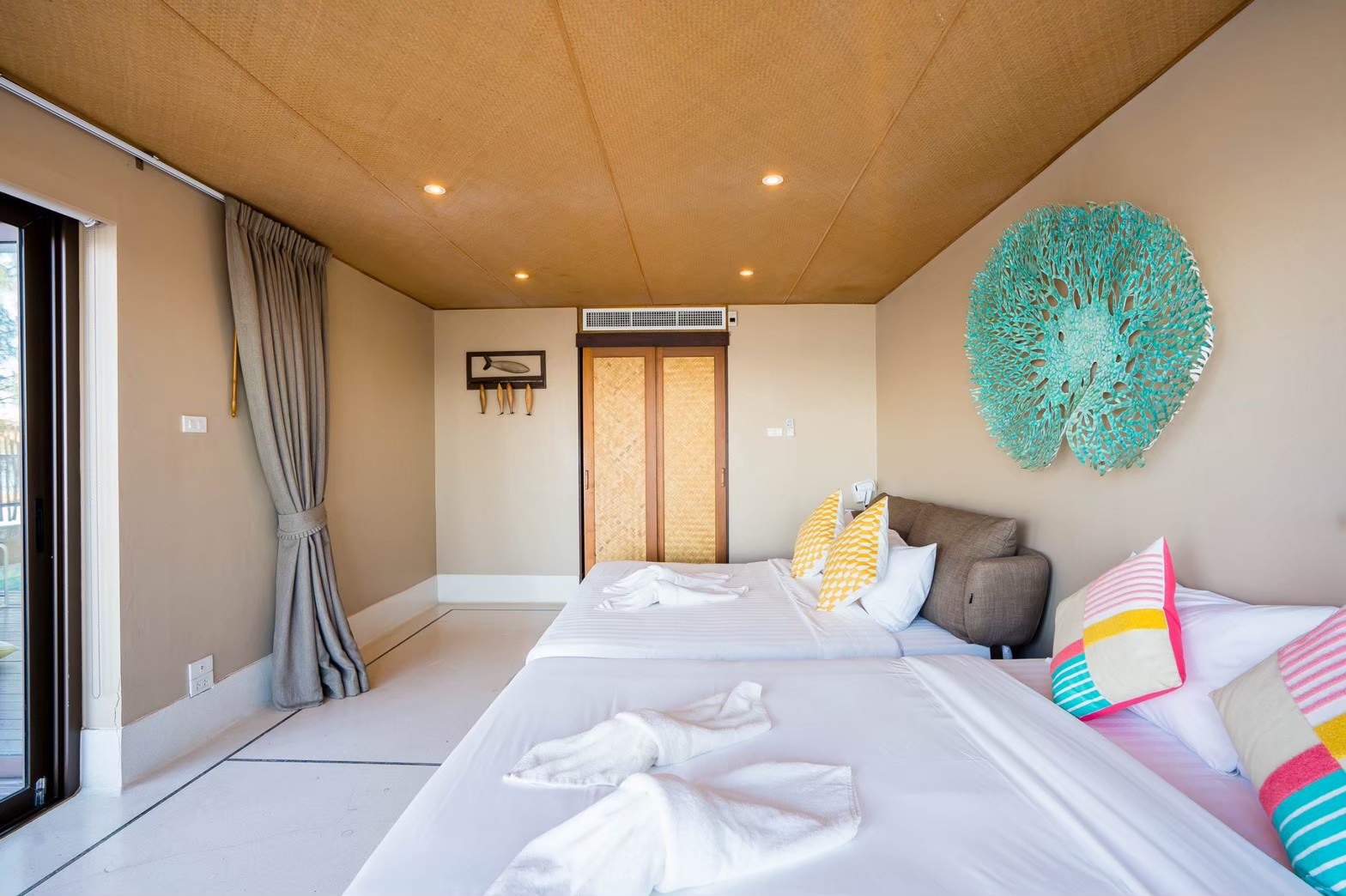 HR15064 บ้านพักติดทะเล The Ocean Beach Villa, Sam Roi Yod.