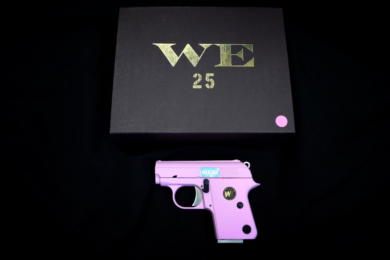 WE CT25 SERIES (COLT Model 1908 .25 ACP) ยี่ห้อ : WE Airsoft ประเภท: ปืนสั้นแก๊ส, โบลวแบ็ค กระสุน : 6 mm. แม็กกาซีน : 7 โหมดยิง : เซมิออโต้ ระบบการยิง : Single Action ความเร็วลูกกระสุน (FPS) : 200 Hop-Up : ปรับได้ ขนาด : ยาว 115 mm. ความยาวลำกล้อง : 51mm.