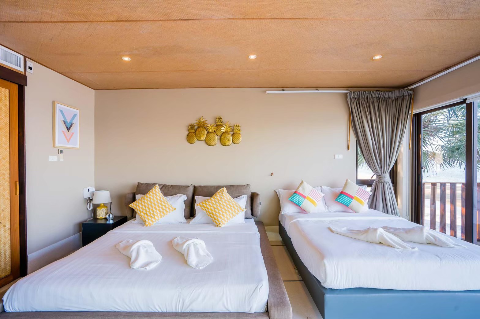 HR15064 บ้านพักติดทะเล The Ocean Beach Villa, Sam Roi Yod.