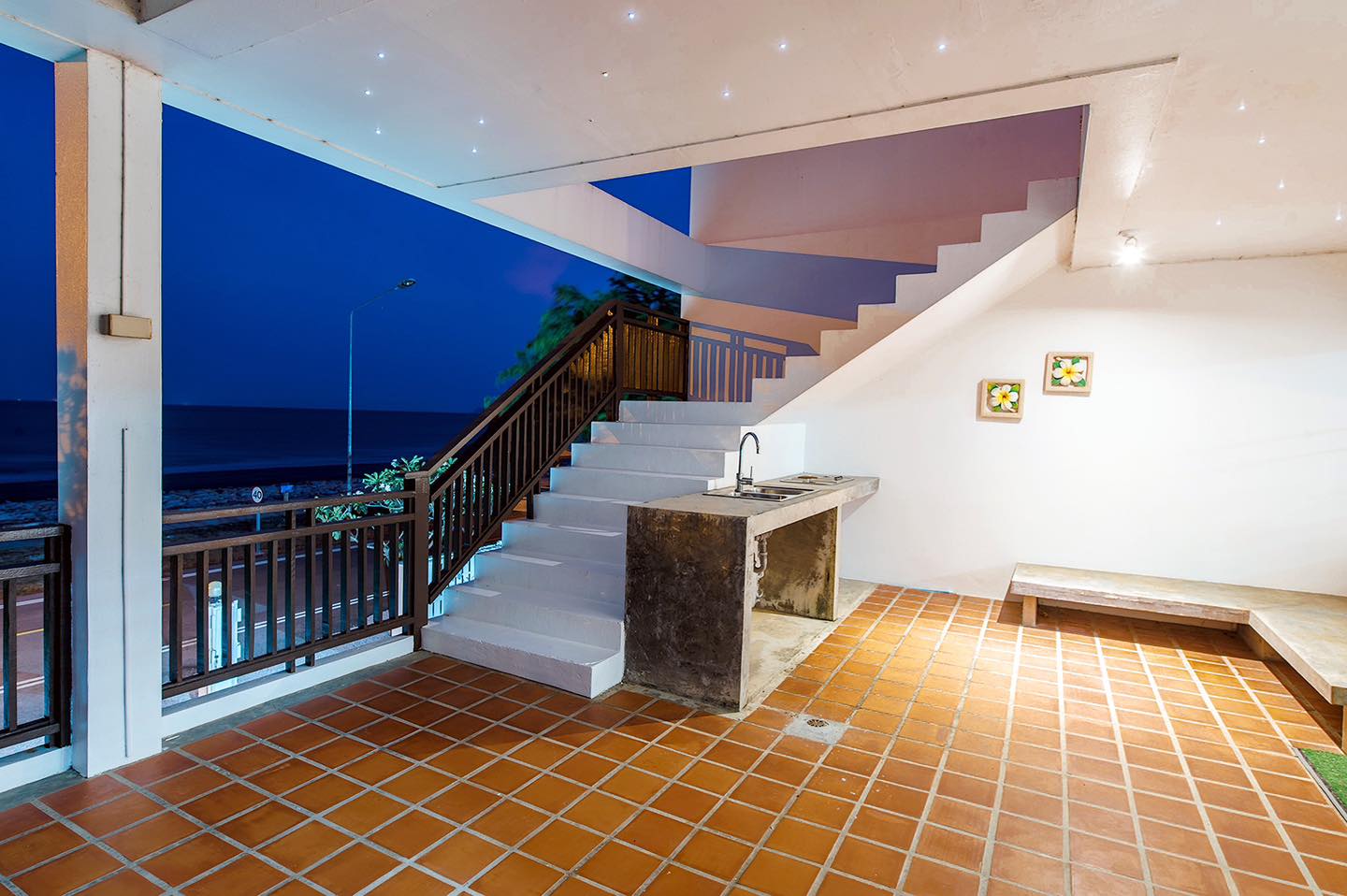 HR15072 บ้านพักติดทะเล The White Beach Villa Pranburi