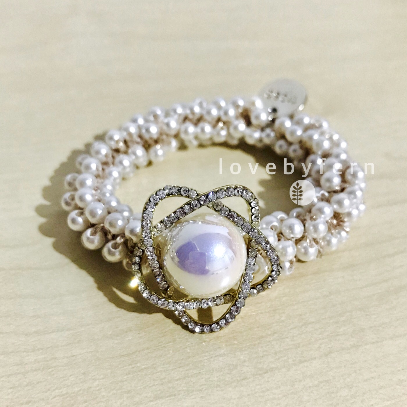 ยางมัดผมมุกหวานๆ ดอกไม้เพชรวิบวับเกสรมุกสีขาว วาว ขนาด 2.5 cm แต่งมุกจิ๋วสีครีม สวยน่ารักมากๆ แน่น ไม่กินผม