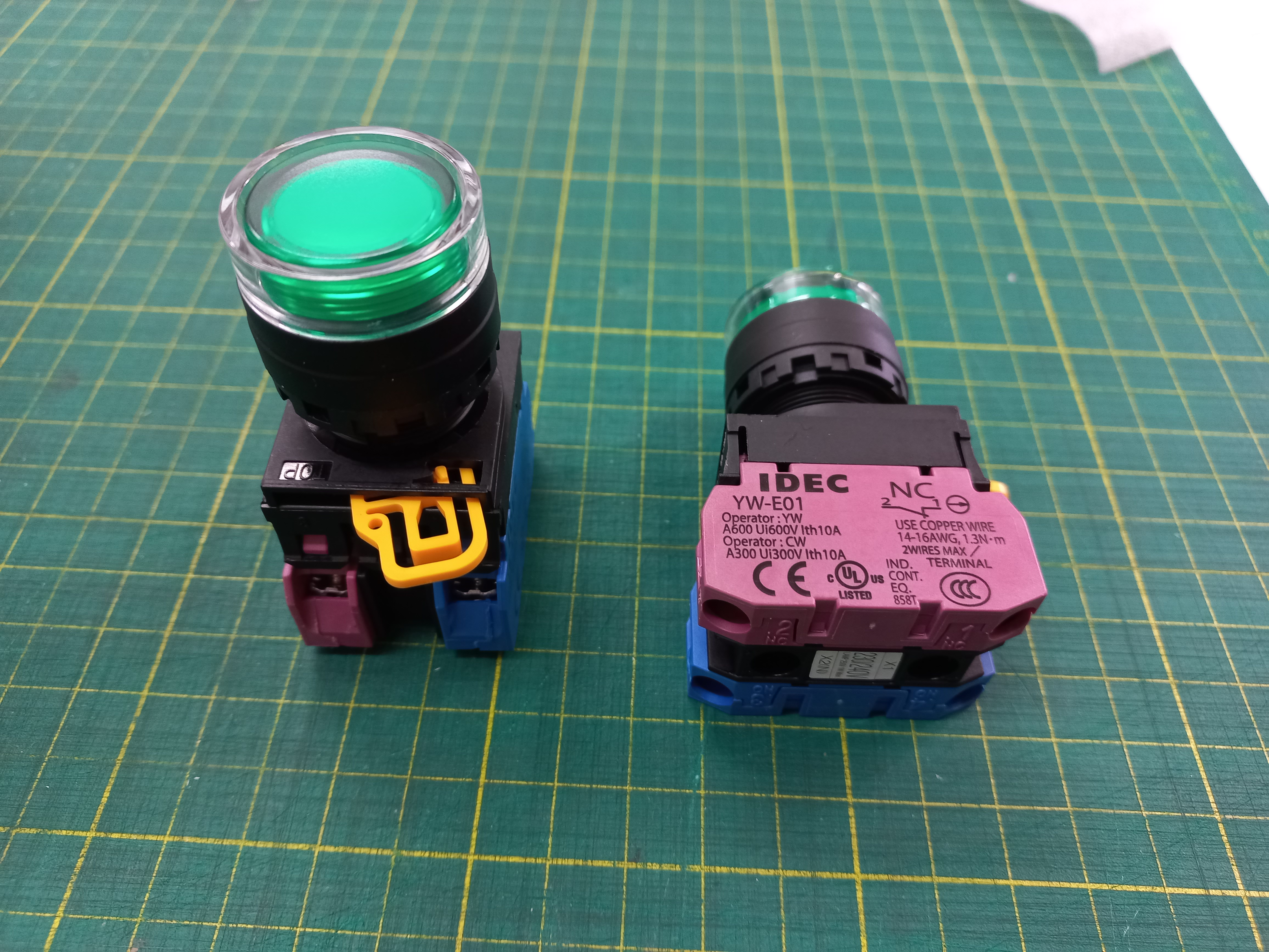 ปุ่มกดมีแลมป์ LED สีเขียว Push Button Switch 1NO-NC รู 22 mm ไฟ 230/240V AC/DC