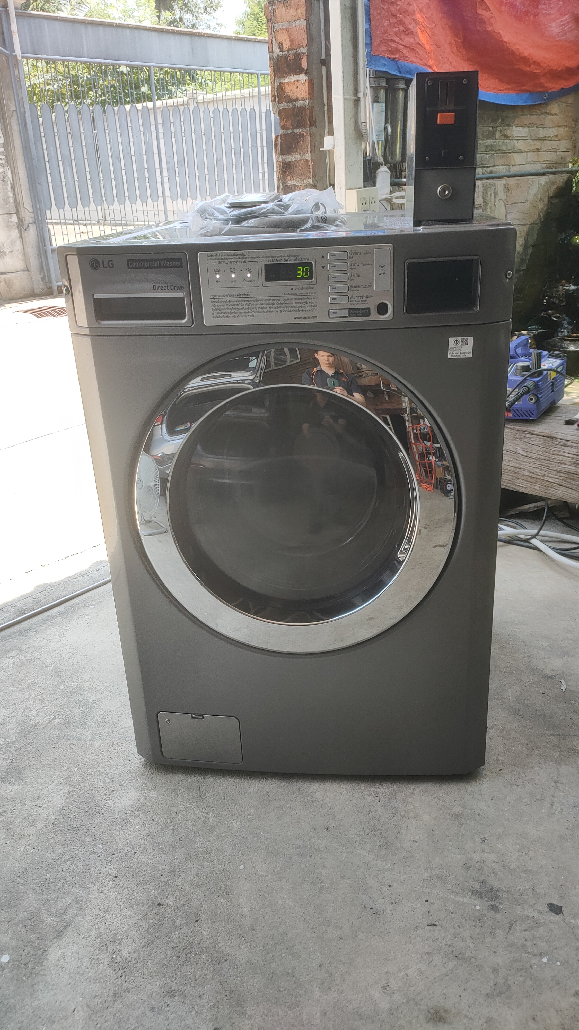 เครื่องซักผ้าฝาหน้าเกรดบีใหม่ LG Commercial 13kg ติดกล่องหยอดเหรียญใหม่ พร้อมใช้งาน
