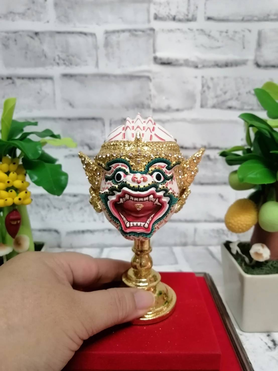 หนุมาน ขนาดกลาง เกรดพรีเมี่ยมประดับเพชร พร้อมฐานปิดทอง