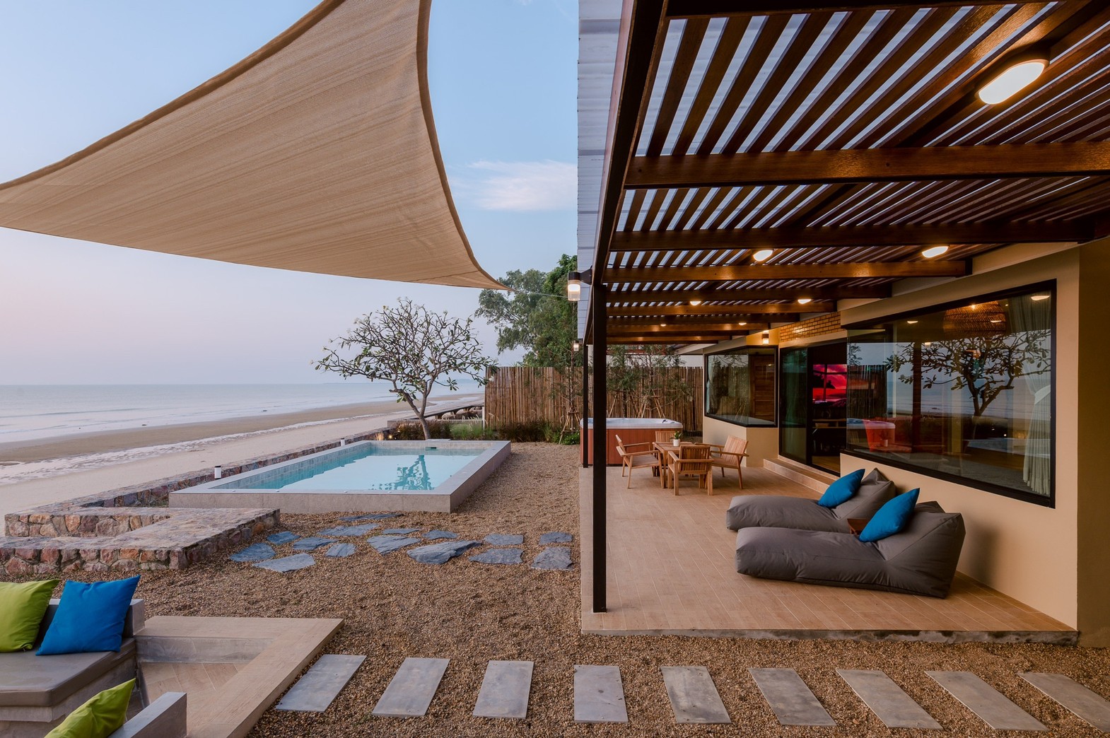 HR15055 บ้านพักติดทะเล The Coastal Vista Beach Villa