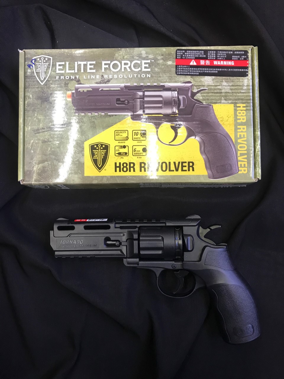 🔥ลูกค้าสามารถดูสินค้าทั้งหมดจาก แอด id Line:@bkkboy (ใส่ @ นำหน้าด้วยนะครับ) 🔥 New.Elite Force H8R CO2 Powered Airsoft Revolver ( 6 mm - 4xx /fps ) Features -Polymer body -Top and bottom 20mm accessory rail In grip CO2 -Easy to change rota