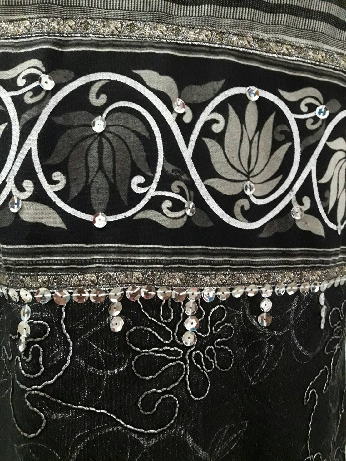 ผ้าถุงสำเร็จรูปแบบป้ายเชือกผูกสีขาวดำ ผ้าถุงสำเร็จรูปผ้าฝ้ายสีดำขาวแต่งลายบัว ผ้าฝ้ายตัดสำเร็จสีขาว พร้อมส่ง