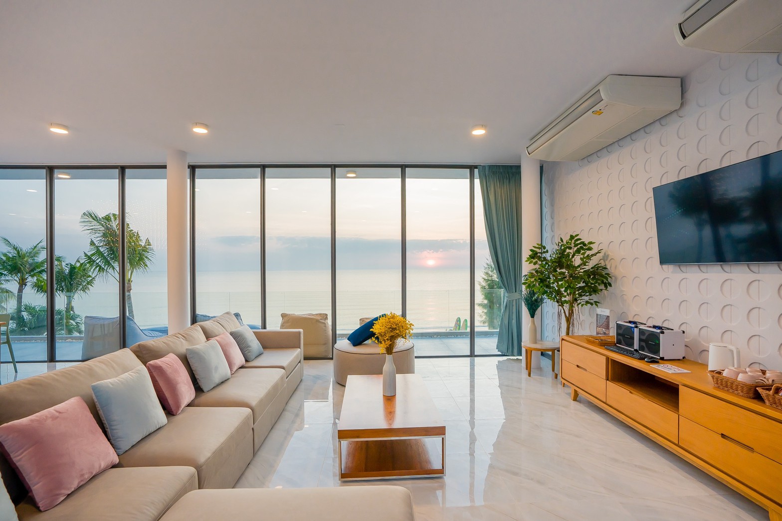 HR15060 บ้านพักติดทะเลชะอำ The Leon Beach Pool Villa Cha Am