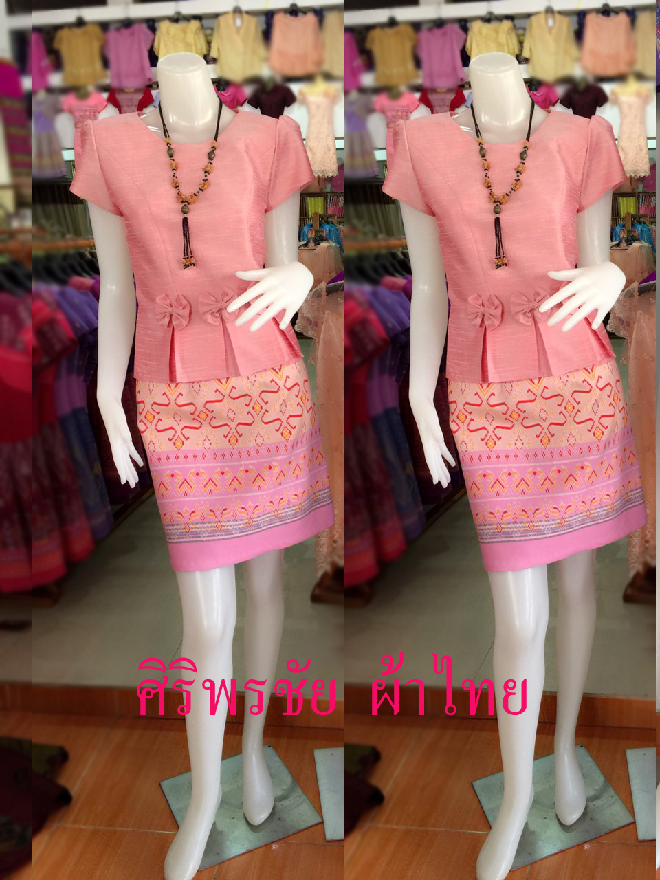 ชุดผ้าไทยไหมแพรทิพย์เอวระบาย ชุดแซกผ้าไทยลายมัดหมี่สีชมพู ชุดผ้าไทยผ้าพื้นเมือง ชุดผ้าไทยไหมแพรทิพย์แต่งผ้าลายมัดหมี่สีชมพู ชุดทำงานผ้าไทยแต่งด้นเส้นไหมที่เอวและโบว์ที่เอว สำเนา สำเนา สำเนา