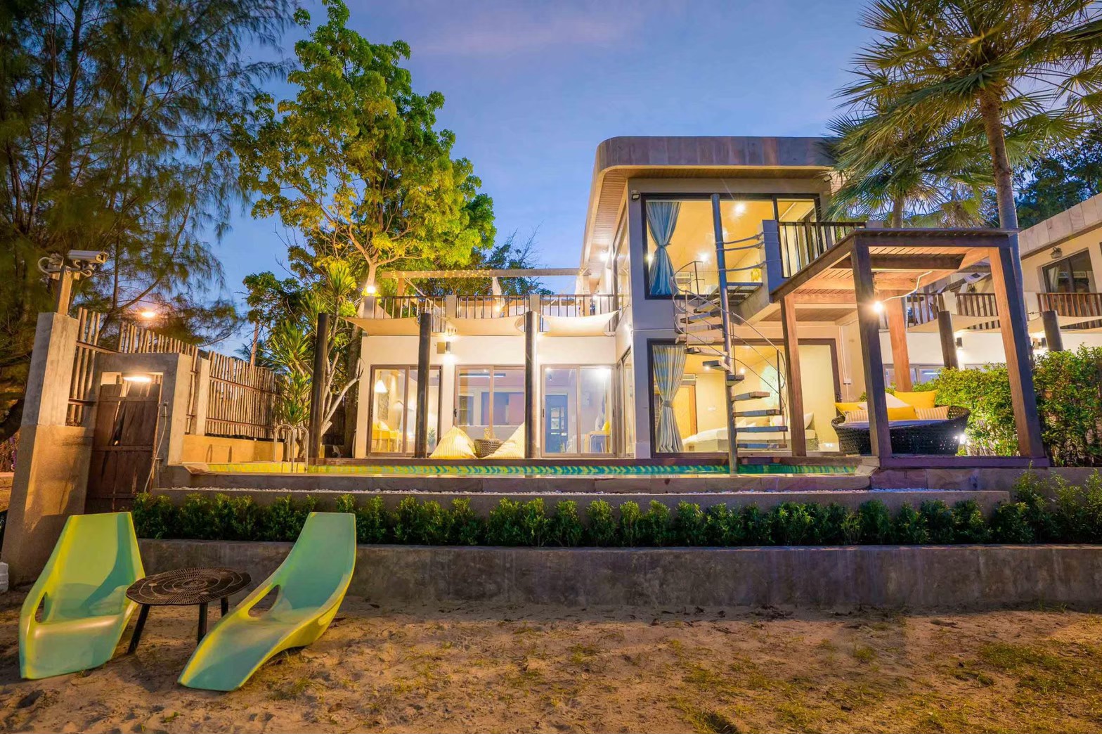 HR15064 บ้านพักติดทะเล The Ocean Beach Villa, Sam Roi Yod.