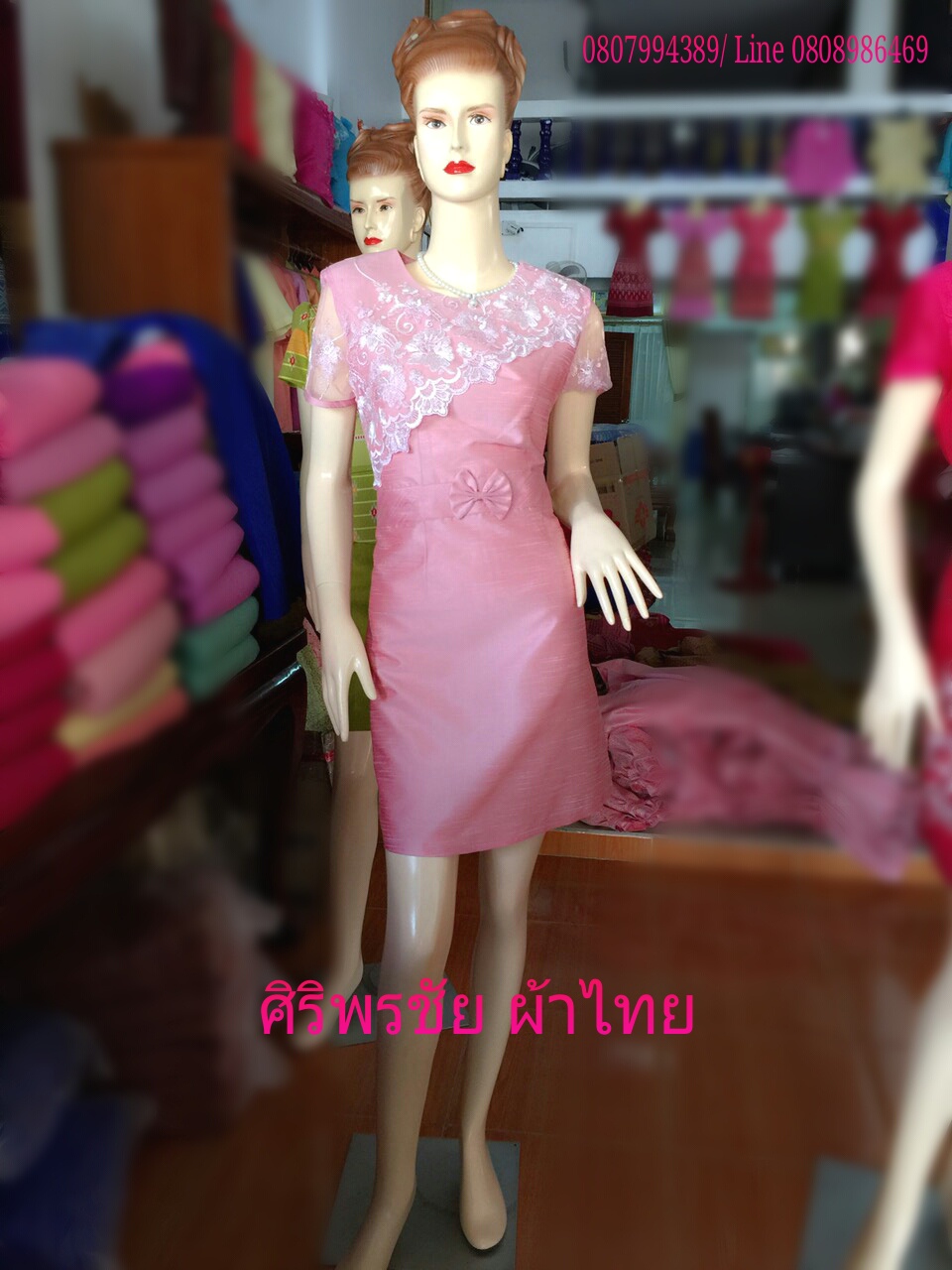 ชุดผ้าไทย ชุดแซกผ้าไทยไหมแพรทิพย์ชมพู ชุดผ้าไทยผ้าพื้นเมือง ชุดผ้าไทยฝ้ายแต่งผ้าไหมแพรทิพย์สีชมพูแต่งลูกไม้ ชุดทำงานผ้าไทยไหมแพรทิพย์แต่งด้นเส้นไหมที่เอวและโบว์ที่เอว สำเนา