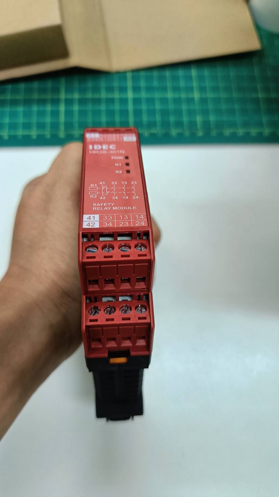 Safety Relay IDEC เซฟตี้รีเลย์ HR3S-301N 24DC/AC