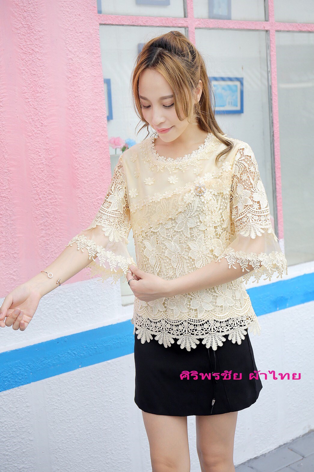 เสื้อลูกไม้สไตน์เกาหลีสีครีม เสื้อลูกไม้สไตน์วัยรุ่นสีครีม เสื้อผ้าไทยใส่กับผ้าซิ่น เสื้อผ้าฝ้ายใส่กับผ้าถุงสีขาว เสื้อลูกไม้ใส่ผ้าซิ่น เสื้อลูกไม้พาดาแขนสั้นสีครีม