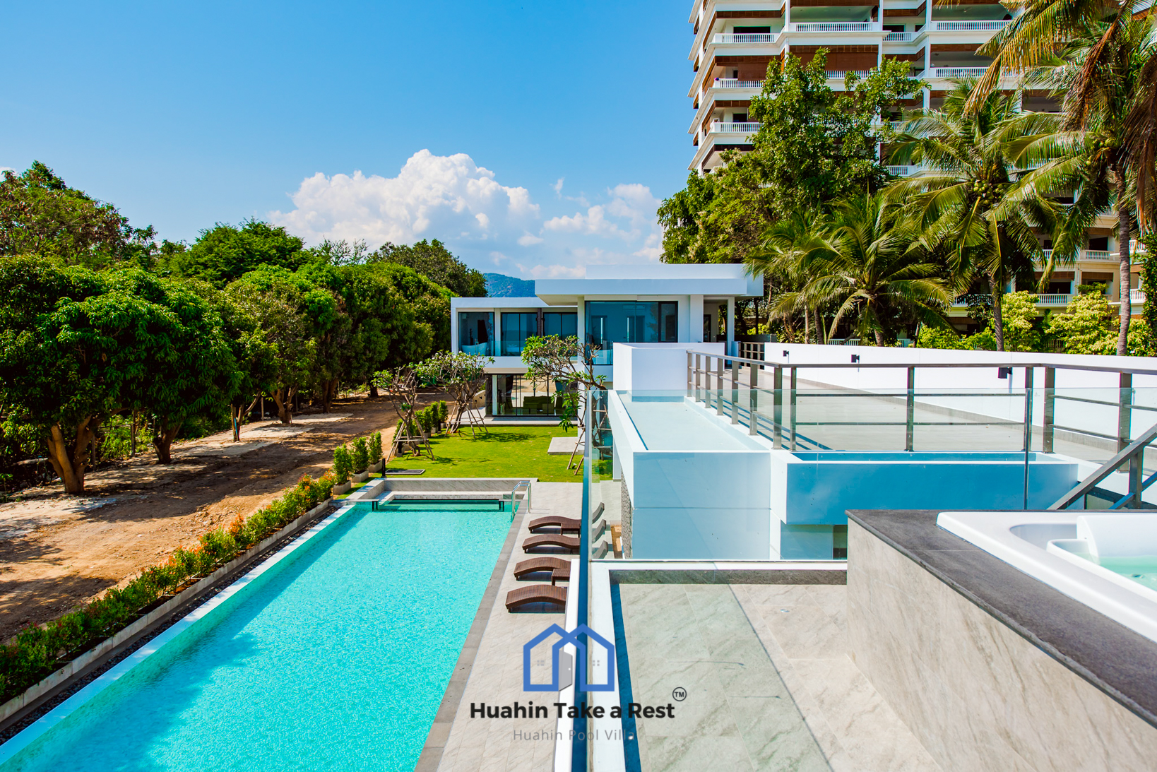 HR15039 บ้านพักติดทะเลหัวหิน The Premium Beach Villa Hua Hin