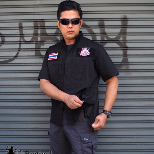 Bogie1- เสื้อเชิ้ต VIP แขนสั้น เหมาะสำหรับชุดปฏิบัติการต่างๆ สามารถใส่อุปกรณ์ทางยุทธวิธีได้มากมาย ซ่อนปืนพกประจำกายได้แนบเนียนมาก สี: ดำ/กรม Size : S-M-L-XL-XXL ราคา 1,300 บาท ems 100 บาท