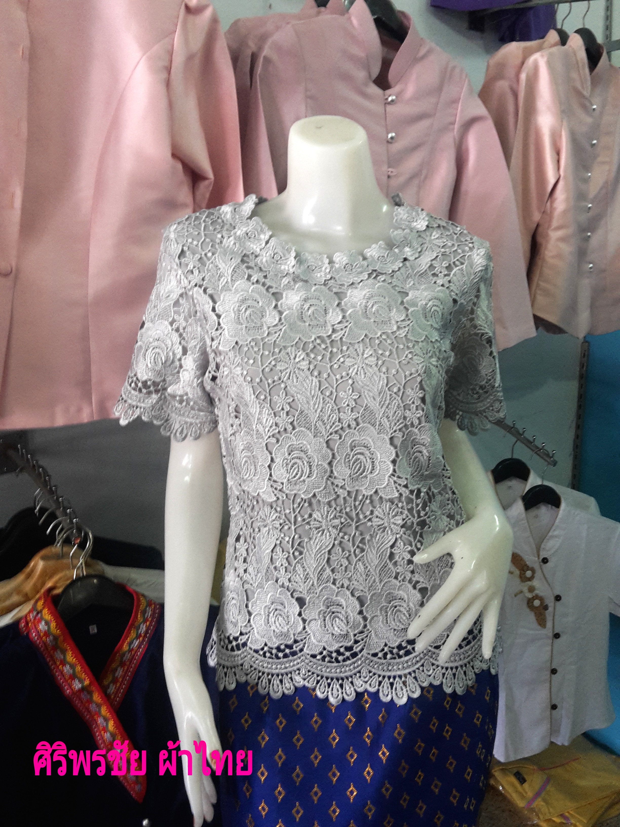 เสื้อลูกไม้สไตน์เกาหลีสีเทาเงิน เสื้อลูกไม้สไตน์วัยรุ่นสีเทาเงิน เสื้อผ้าไทยใส่กับผ้าซิ่น เสื้อผ้าฝ้ายใส่กับผ้าถุงสีเทา เสื้อใส่ผ้าซิ่น เสื้อลูกไม้แขนสั้นสีเทา เทาเงิน 38