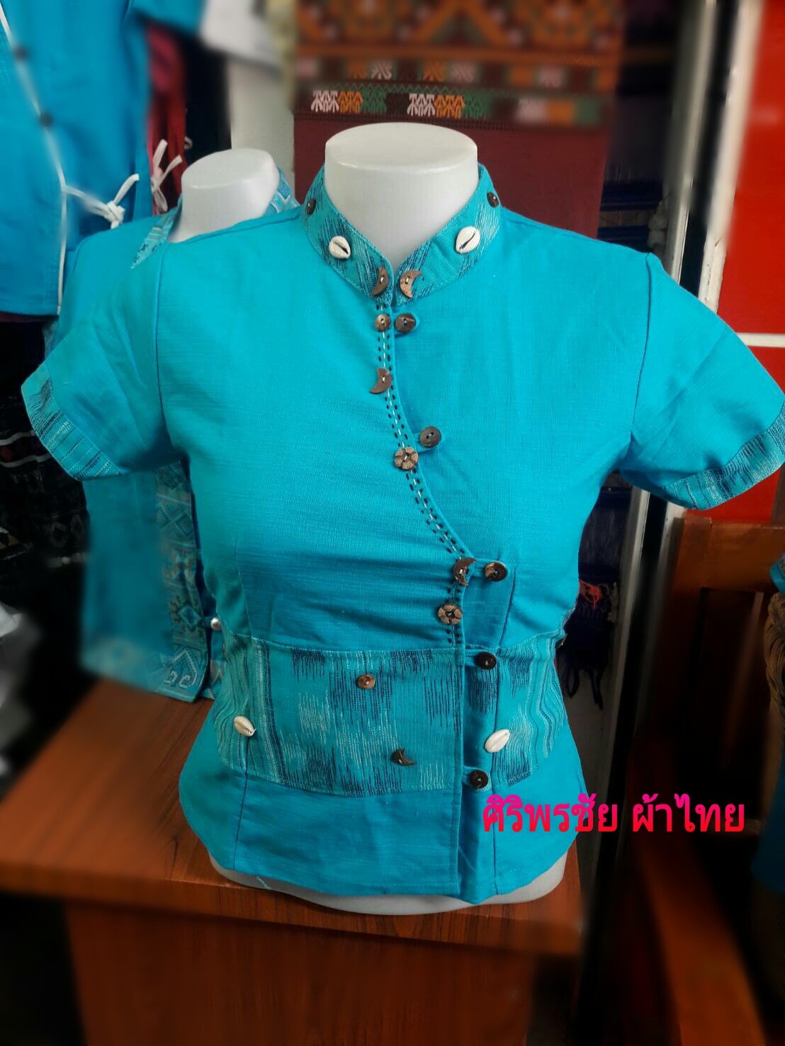 เสื้อผ้าไทยสีฟ้า เสื้อผ้าฝ้ายสวยๆสีฟ้า เสื้อทำงานผ้าไทย เสื้อผ้าฝ้ายคอจีนสีฟ้า แต่งกุ้นแถบสีฟ้าปักเลือกหอย