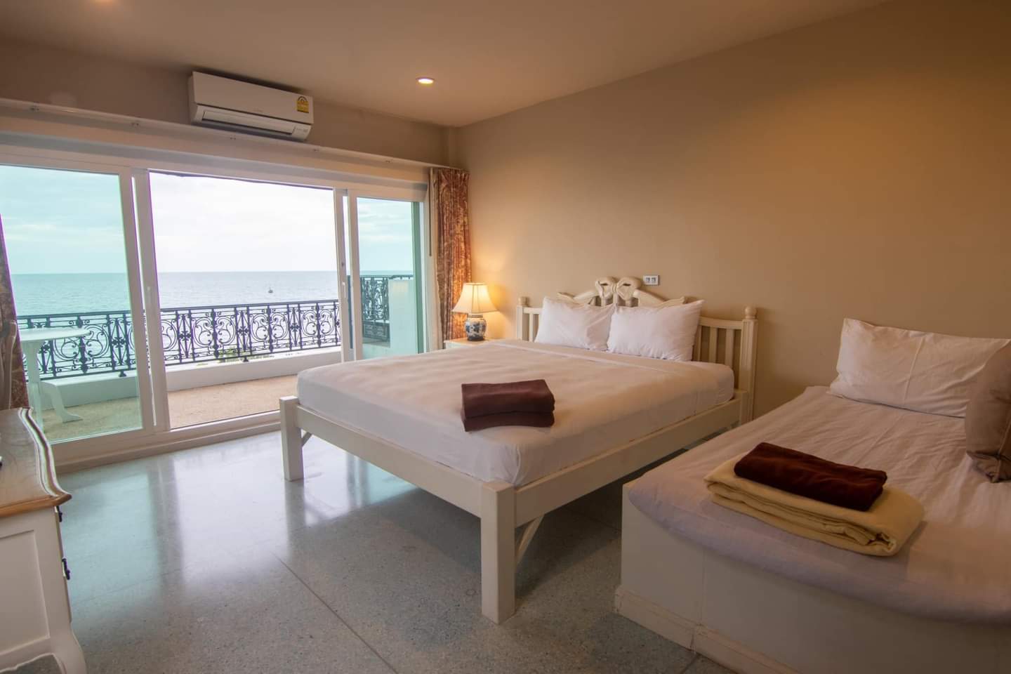 HR15007 บ้านพักติดทะเล บลูร็อค วิลล่า แอทปราณฯ บ้านเดี่ยวติดทะเล สระส่วนตัว เดินลงทะเลได้เลย