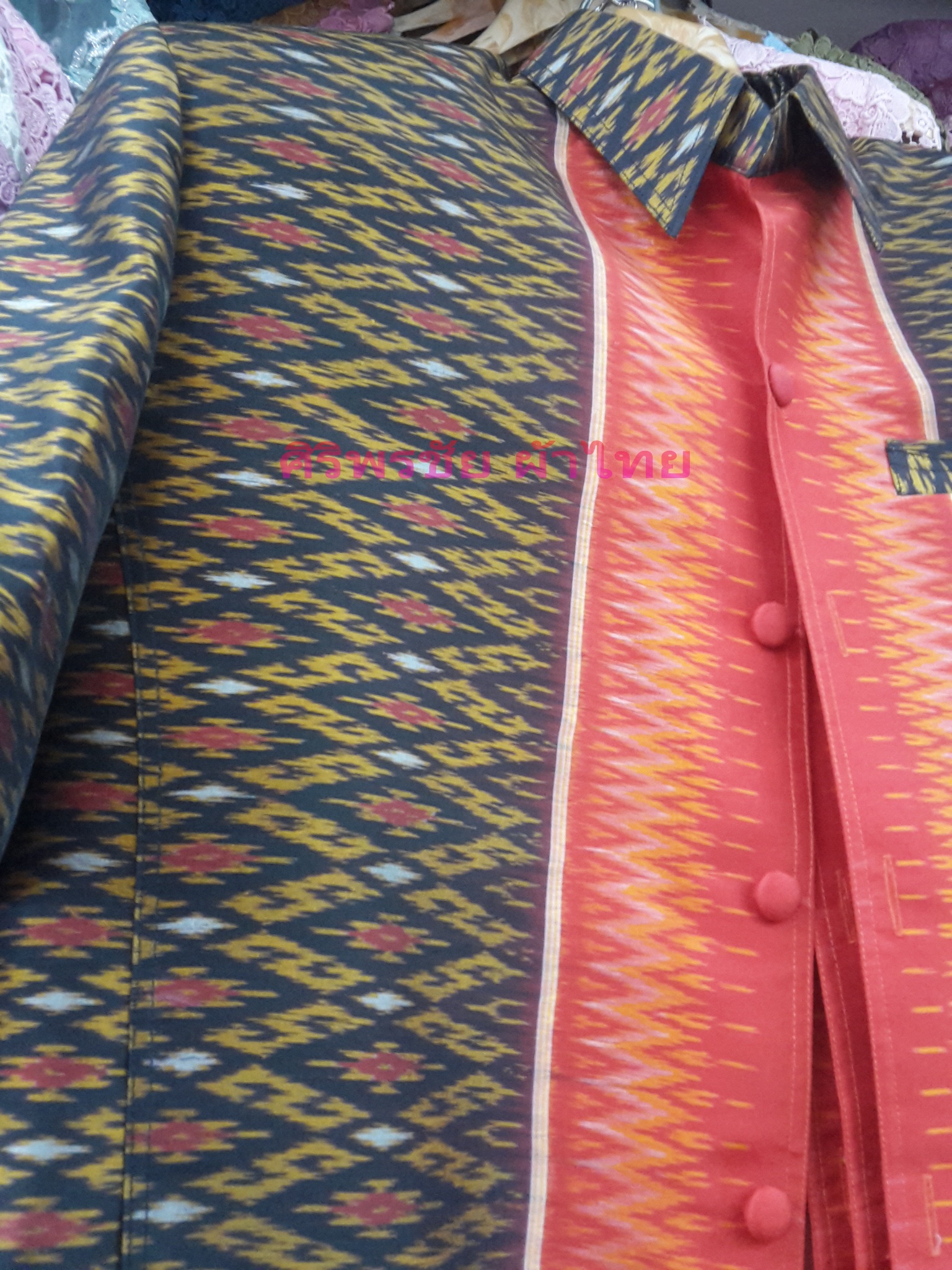 เสื้อสูทชายไหมแท้มัดหมี่ตีนแดง เสื้อสูทชายไหมแท้ สูทผ้าไทยชาย ซาฟารีผ้าไหมชาย สูทผ้าไหมมัดหมี่แท้สีแดงเลือดนกทอมือ5 สี ไหมมัดหมี่ทอมิ XL