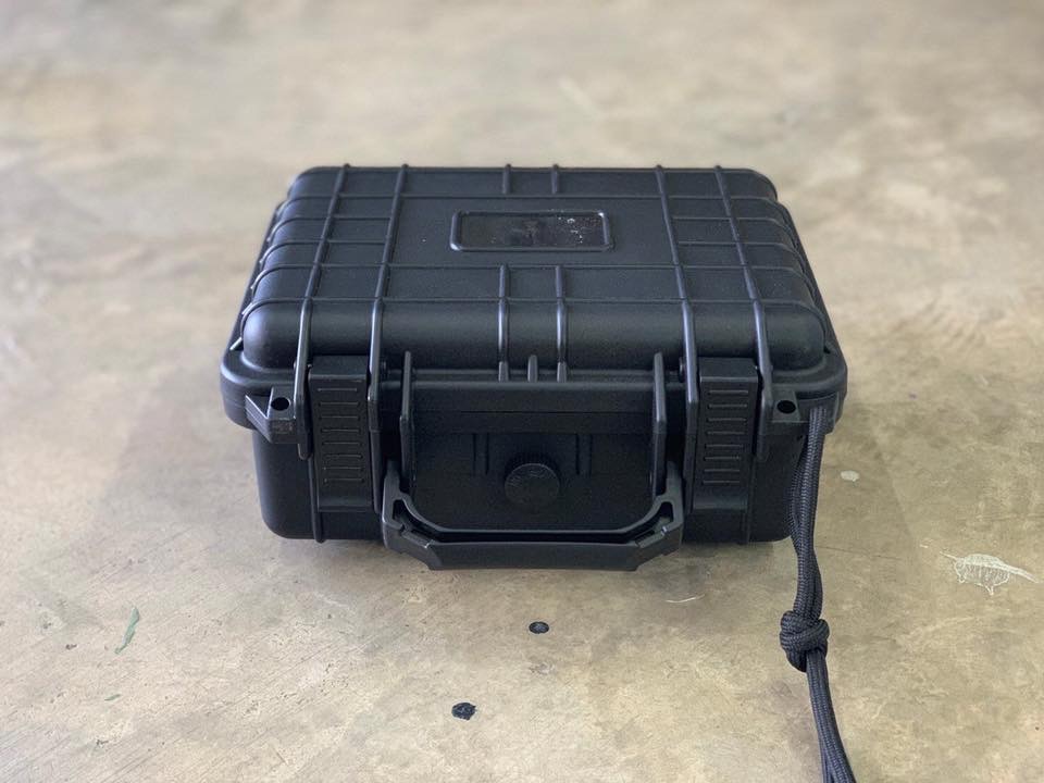 กล่องใส่ปืนสั้น Pistol Case ผลิตจาก พลาสติก ABS คุณภาพ แข็งแรง ทนทาน ภายในเป็งฟองน้ำรังไข่ กันกระแทกได้ดี ไม่ทำให้ปืนเป็นรอย คลิปล็อคแน่นหนา แข็งแรงมาก ใส่ได้ทั้งปืนจริง และปืนบีบีกัน ขนาดภายใน: สูง 18ซม. ยาว24ซม. มุมทะแยง29ซม. ขนาดภายนอก: สูง 24ซม. ยาว 2