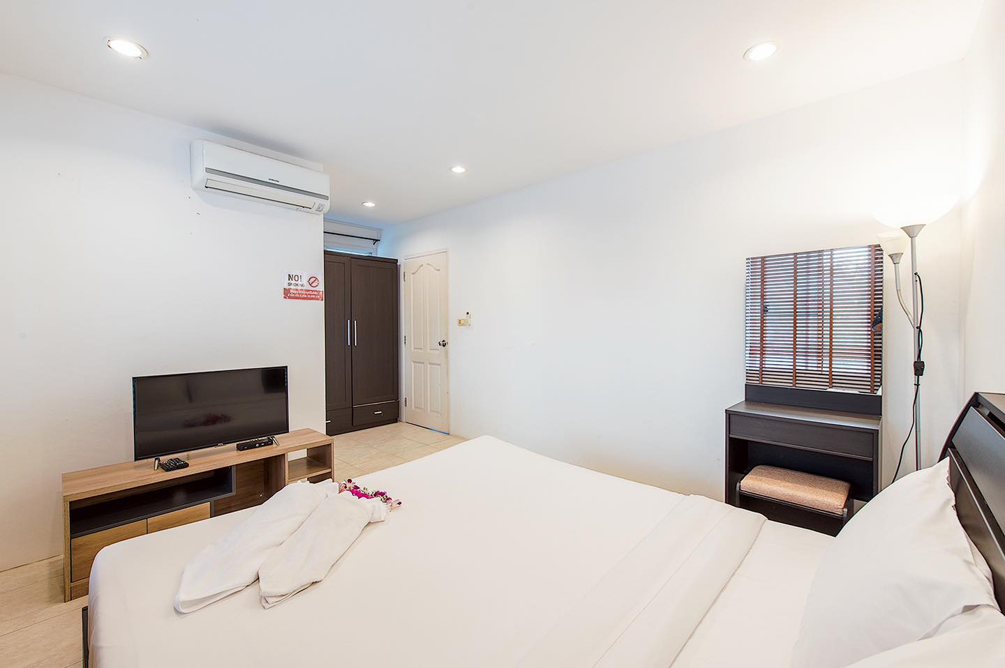 HR15072 บ้านพักติดทะเล The White Beach Villa Pranburi