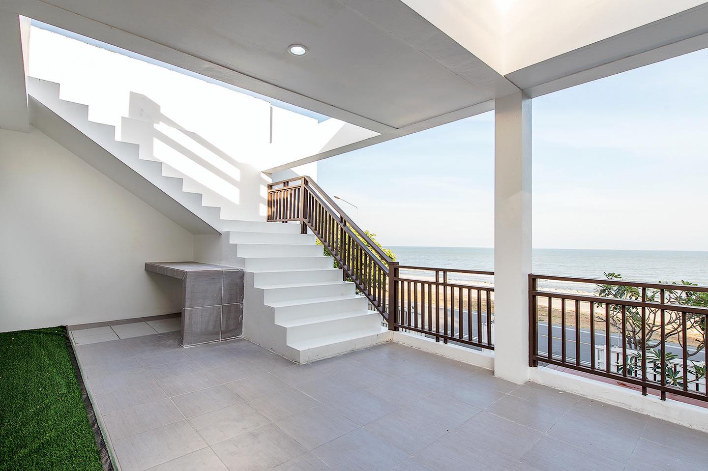 HR15072 บ้านพักติดทะเล The White Beach Villa Pranburi