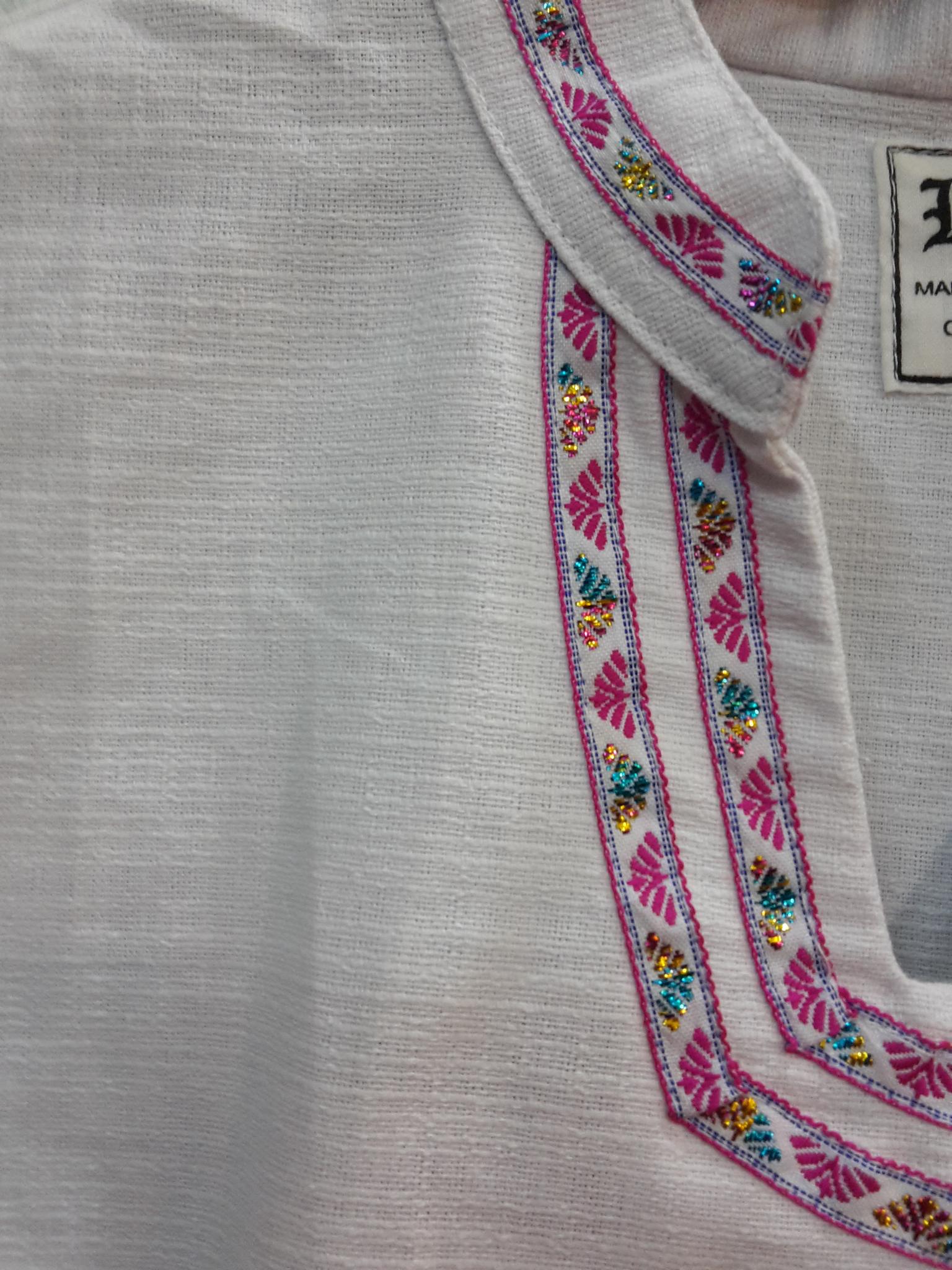 เสื้อผ้าไทยสีขาว เสื้อผ้าฝ้ายสีขาว เสื้อใส่ผ้าซิ่น เสื้อผ้าฝ้ายสีขาวคอจีนปีน แต่งผ้ากุ้นสีชมพู