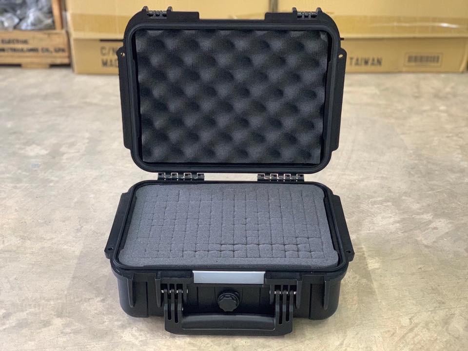 กล่องใส่ปืนสั้น Pistol Case ผลิตจาก พลาสติก ABS คุณภาพ แข็งแรง ทนทาน ภายในเป็งฟองน้ำรังไข่ กันกระแทกได้ดี ไม่ทำให้ปืนเป็นรอย คลิปล็อคแน่นหนา แข็งแรงมาก ใส่ได้ทั้งปืนจริง และปืนบีบีกัน ขนาดภายใน: สูง 23ซม. ยาว30ซม. มุมทะแยง36ซม. ขนาดภายนอก: สูง 29ซม. ยาว 3