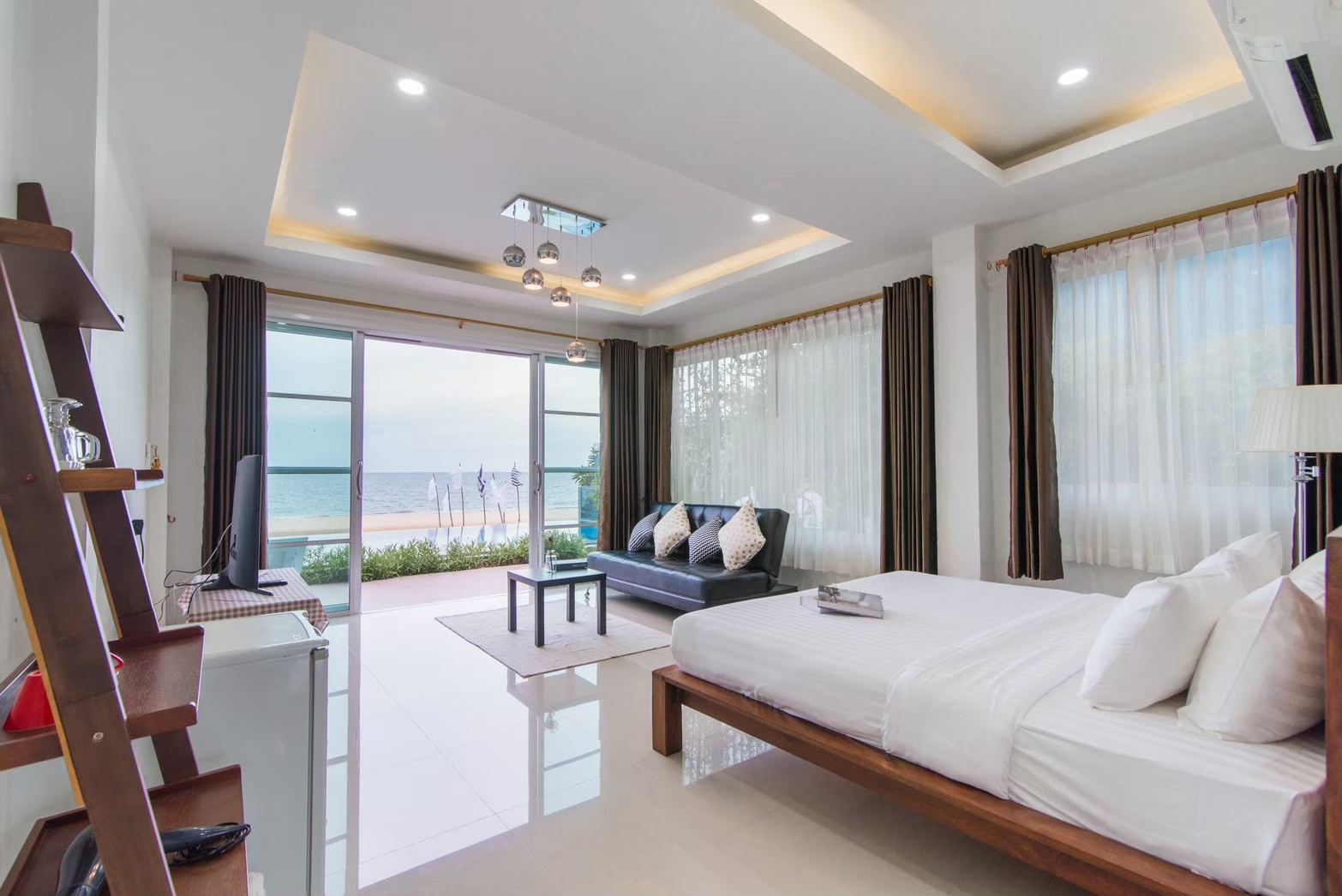 HR15045 บ้านพักติดทะเล The Moon Beach Villa