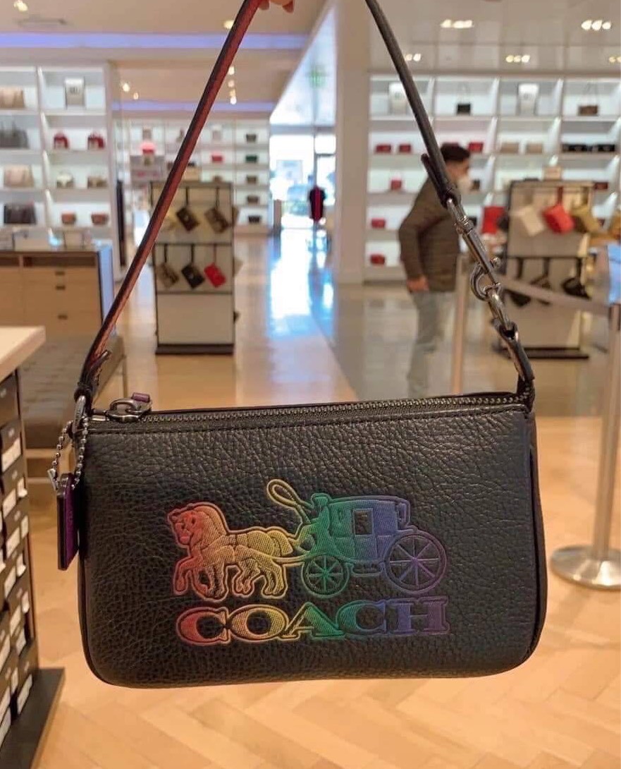 กระเป๋าคล้องมือ Coach แท้ รุ่นC6902