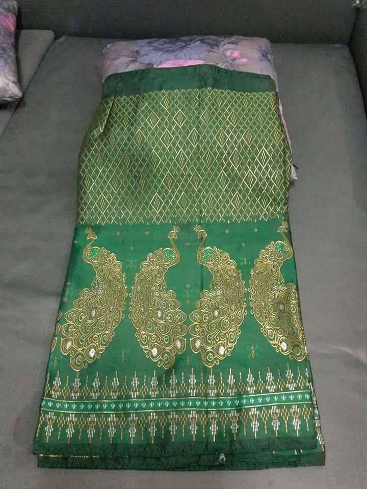 ผ้าถุงสำเร็จรูป #ผ้าซิ่นสำเร็จรูปผ้าซิ่นลาว แบบป้ายเลื่อนตะขอสีเขียวเมเทิลลิควาว ผ้าซิ่นตีนจกไหมลาว เขียว FREE SIZE