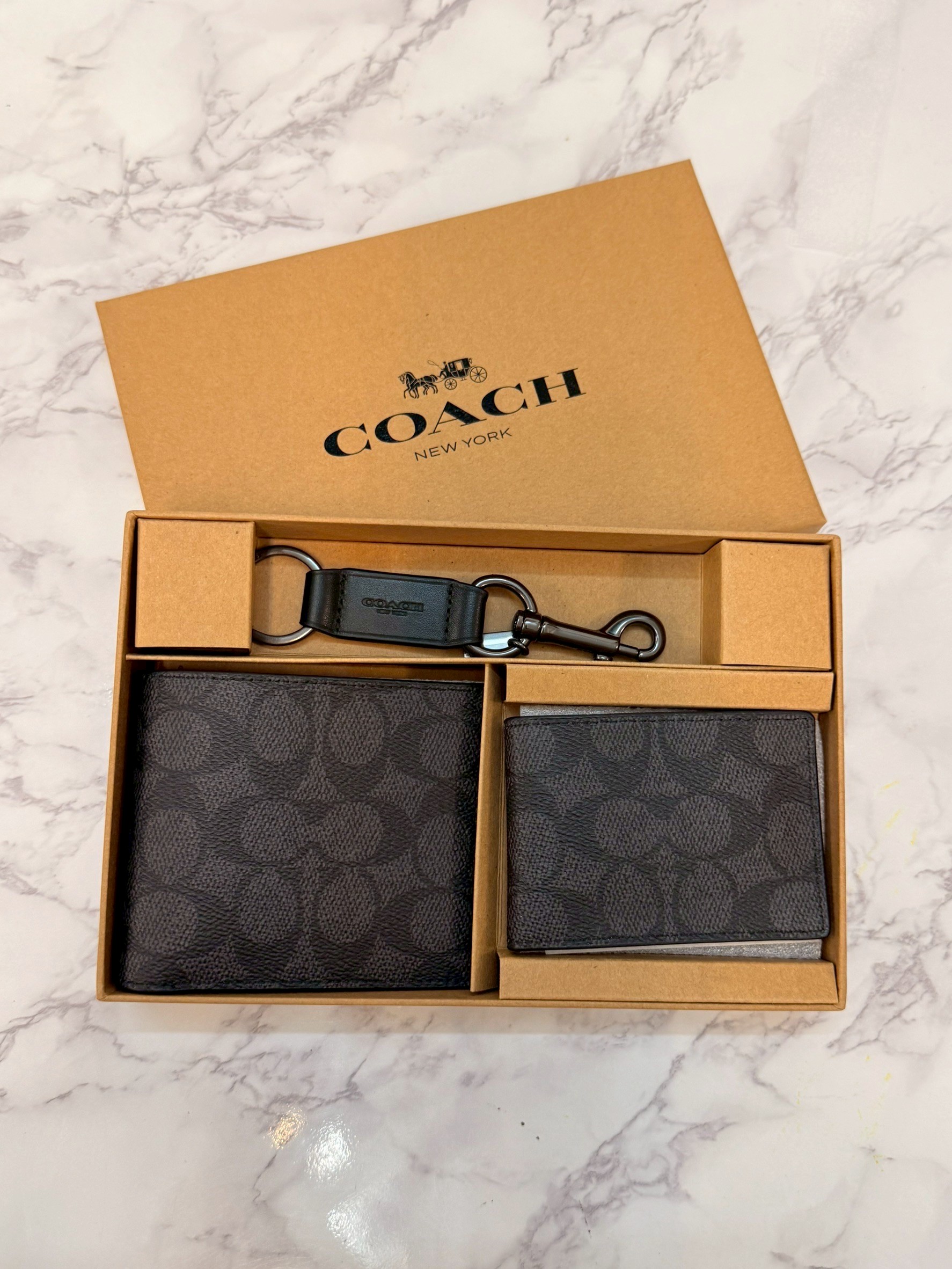กระเป๋าสตางค์ Coach แท้ สีเทาดำ รุ่น CW344