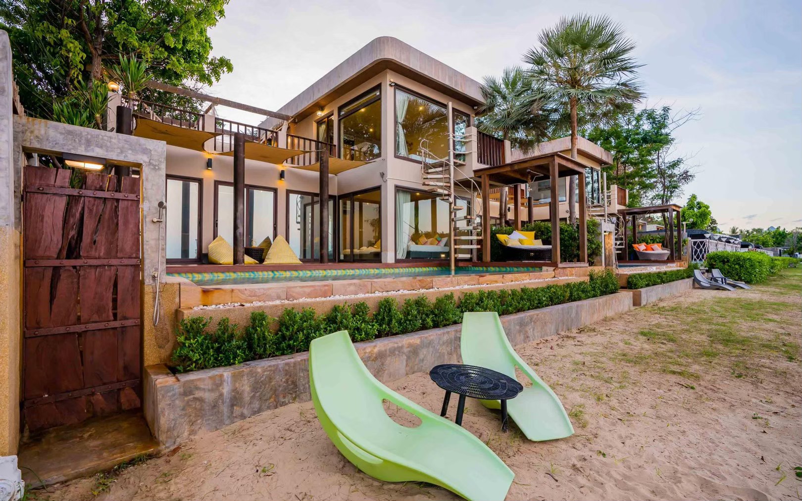HR15064 บ้านพักติดทะเล The Ocean Beach Villa, Sam Roi Yod.