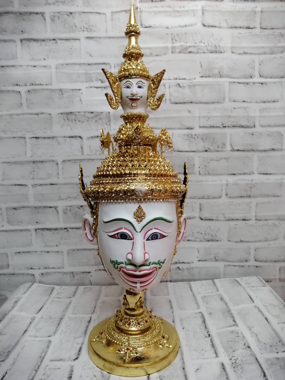 พระพรหม ขนาดกลาง เกรดพรีเมี่ยม (ขนาดประมาณผลส้มโอ) พร้อมฐานไม้กลึงตีลายปิดทองประดับเพชร