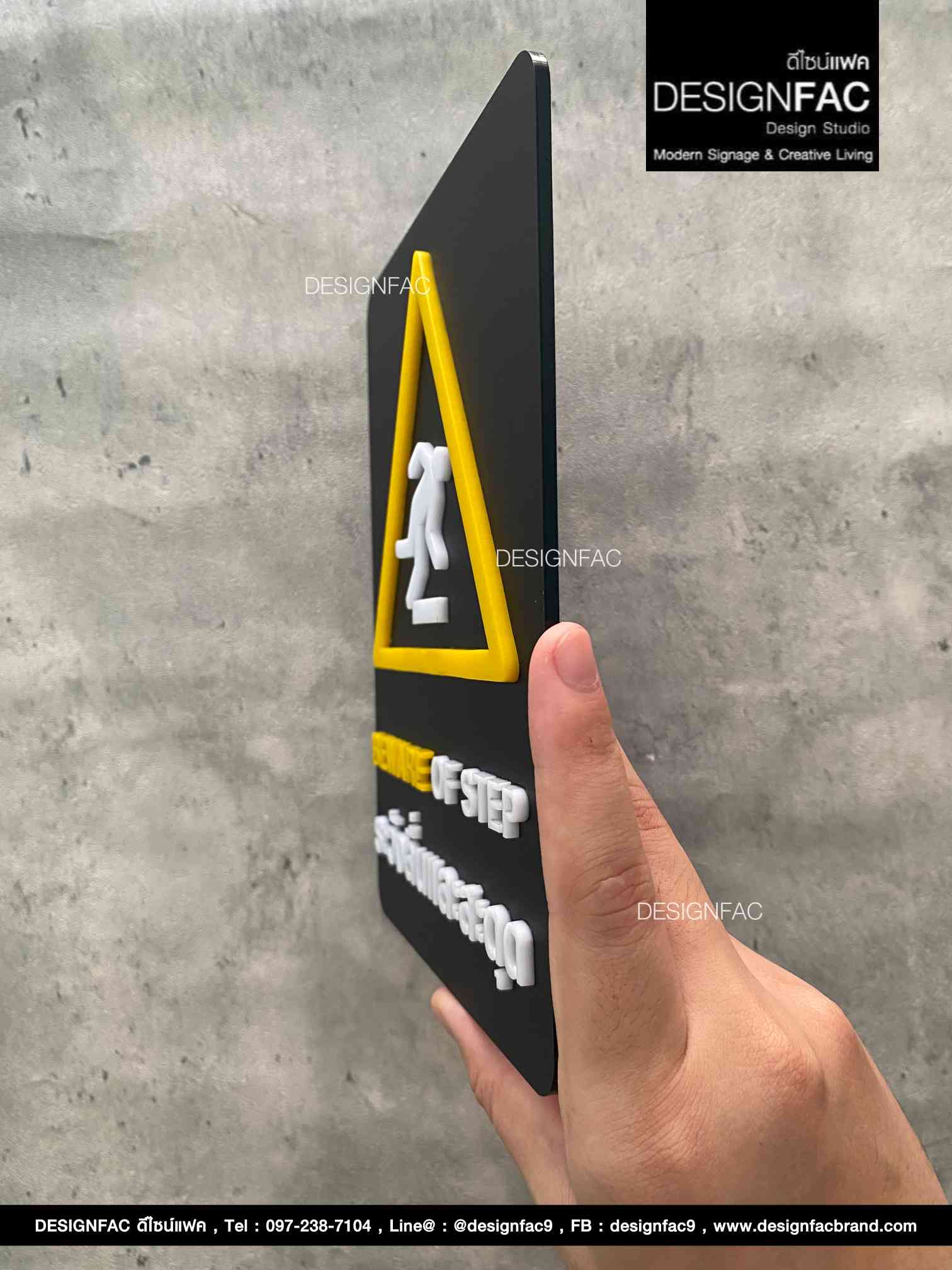ป้ายระวังลื่นและสะดุด ป้ายเตือน ป้ายความปลอดภัย ป้ายอะคริลิค สไตล์โมเดิร์น มินิมอล,Designfac