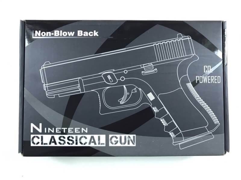 New.Classical Gun Glock19 ระบบแก๊ส Co2 แรง 5xx fps ใช้ลูกกระสุนขนาด 6mm ไม่มีโบวแบล็ค หรือดึงสไลค์ไม่ได้ จึงเป็นที่มาของความแรงปืน และทนทานกว่า ปืนสั้น Co2 ที่มีโบวแบล็คทั่วไป ตัวปืนถอดแบบจากปืนจริง ทั้งขนาดและน้ำหนัก สไลด์โลหะ โครงไนลอน Nylon มีการทวงน้ำ