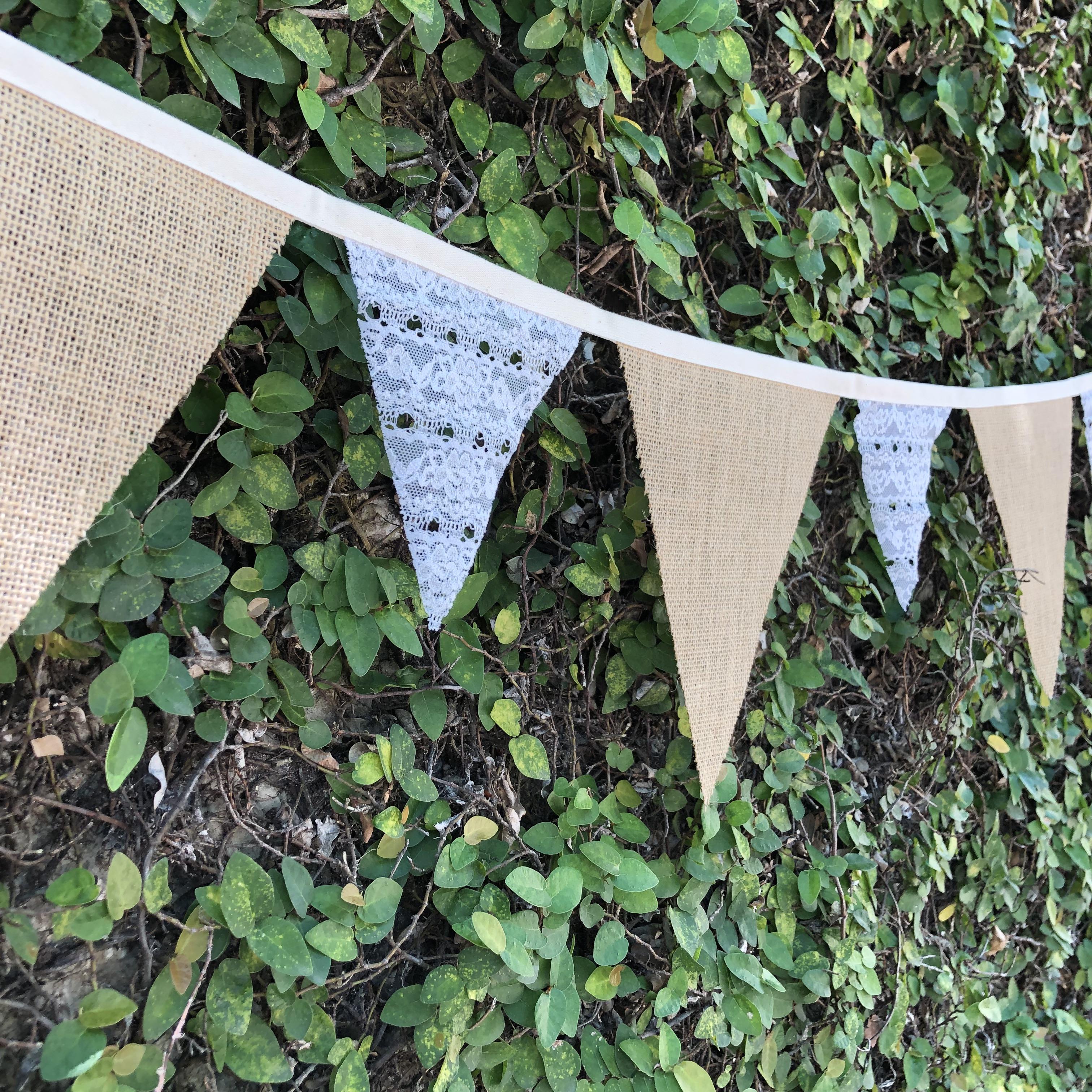 ธงผ้ากระสอบสลับลูกไม้