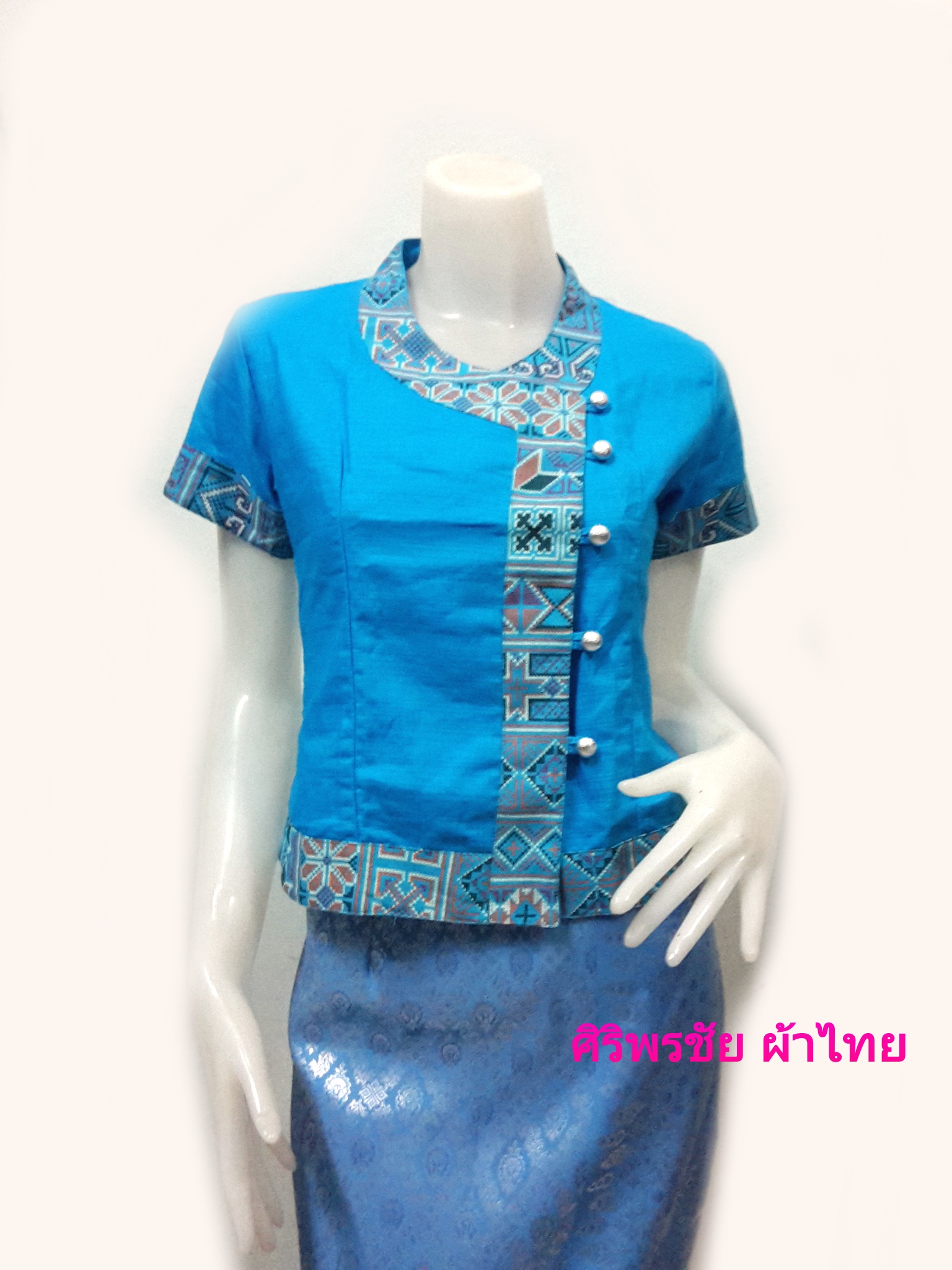 เสื้อผ้าไทยพื้นเมืองสีฟ้า เสื้อผ้าฝ้ายสีฟ้า เสื้อใส่ผ้าซิ่น เสื้อผ้าฝ้ายสีฟ้าคอจีนกระดุมเฉียง สีฟ้า L