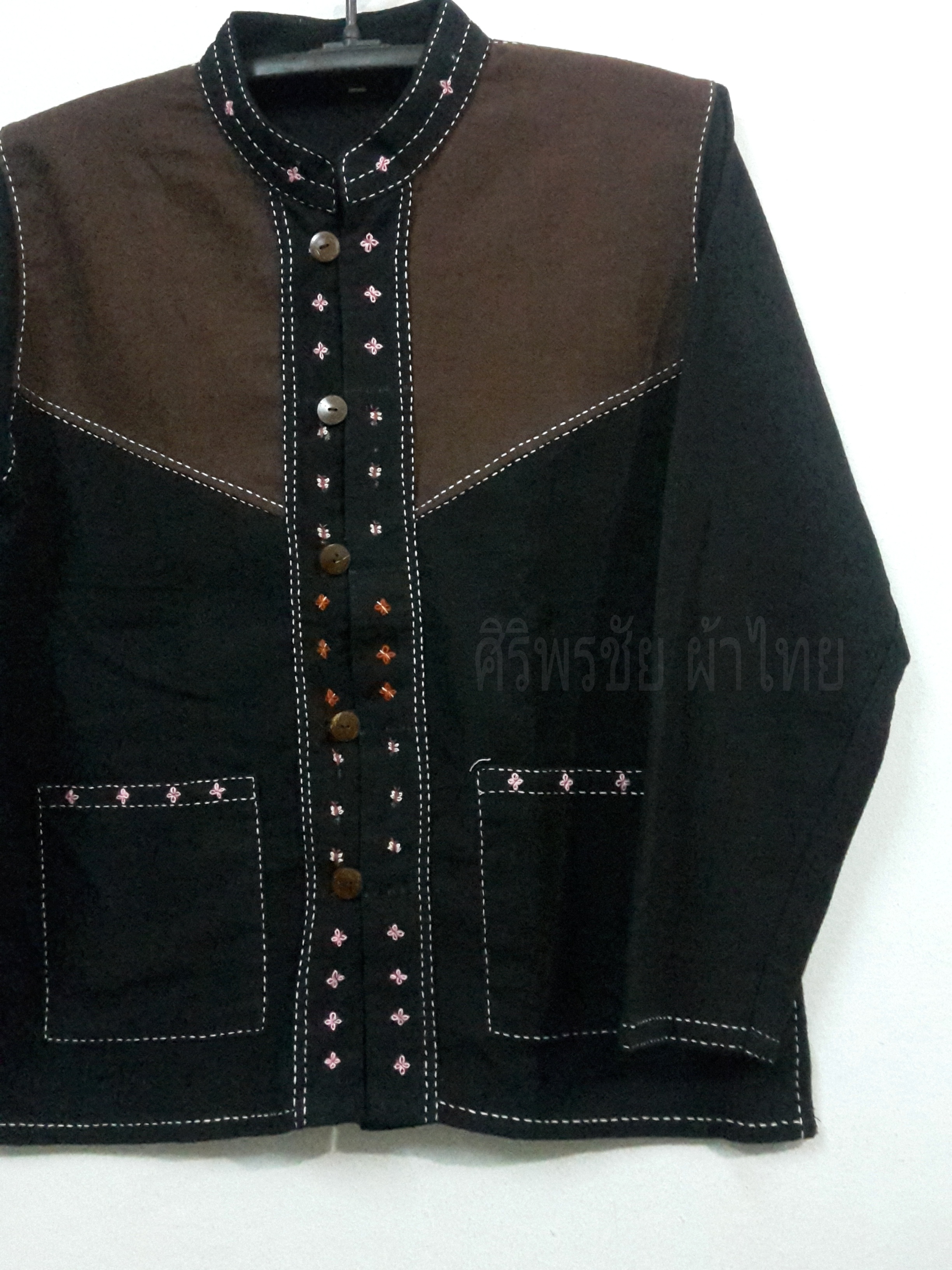 เสื้อผ้าไทยพื้นเมืองชาย เสื้อผ้าฝ้ายชายแต่งผ้าตัดต่อสีและปักผ้า เสื้อผ้าพื้นเมืองชายแต่งงานปักผ้า