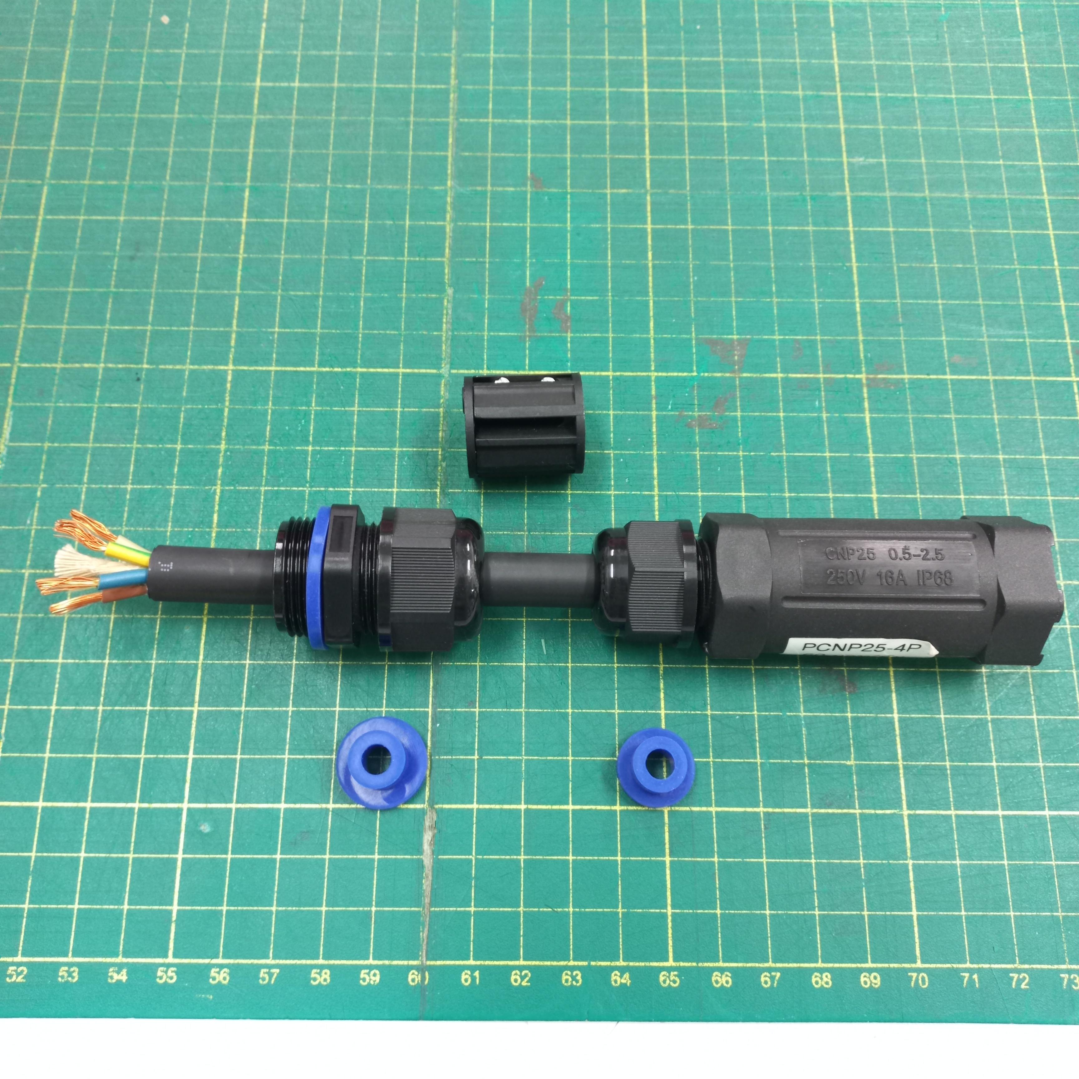 ข้อต่อสายไฟกันน้ำ ใช้กับสายไฟฟ้า เบอร์ 0.5 ถึง 2.5 mm² 4 เส้น แบบขันน็อต