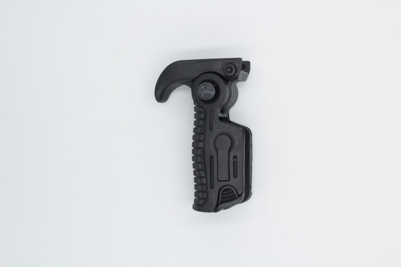 กริ๊ปมือหน้า KPOS (กริ๊ปมือหน้าพับได้) (AB163 Foldable Grip) คุณสมบัติ : #ผลิตจากโพลิเมอร์ น้ำหหนักเบา #ติดตั้งง่าย #สำหรับติดกับชุดหน้าระบบPicatinny(ราง20mm.) #เหมาะติดกับ ชุดประกอบปืนสั้น KPOS (เมื่อติดตั้ง เวลาพับเก็บเมื่อยืดออกจะเป็นเซฟห้ามไกปืนไปในตั
