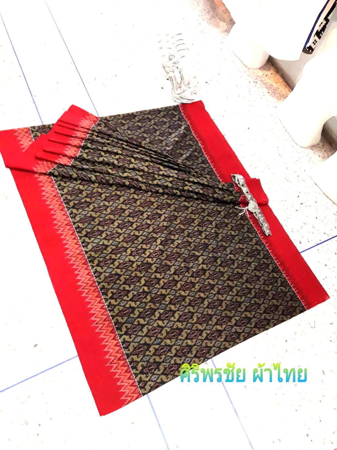 ผ้าซิ่นมัดหมี่ตีนแดง ผ้าซิ่นตีนแดง ผ้าถุงฝ้ายมัดหมี่ตีนแดง ผ้าทอพื้นเมืองบุรีรัมย์ ลายขอนาคเล็ก อัปสรา 2 เมตร