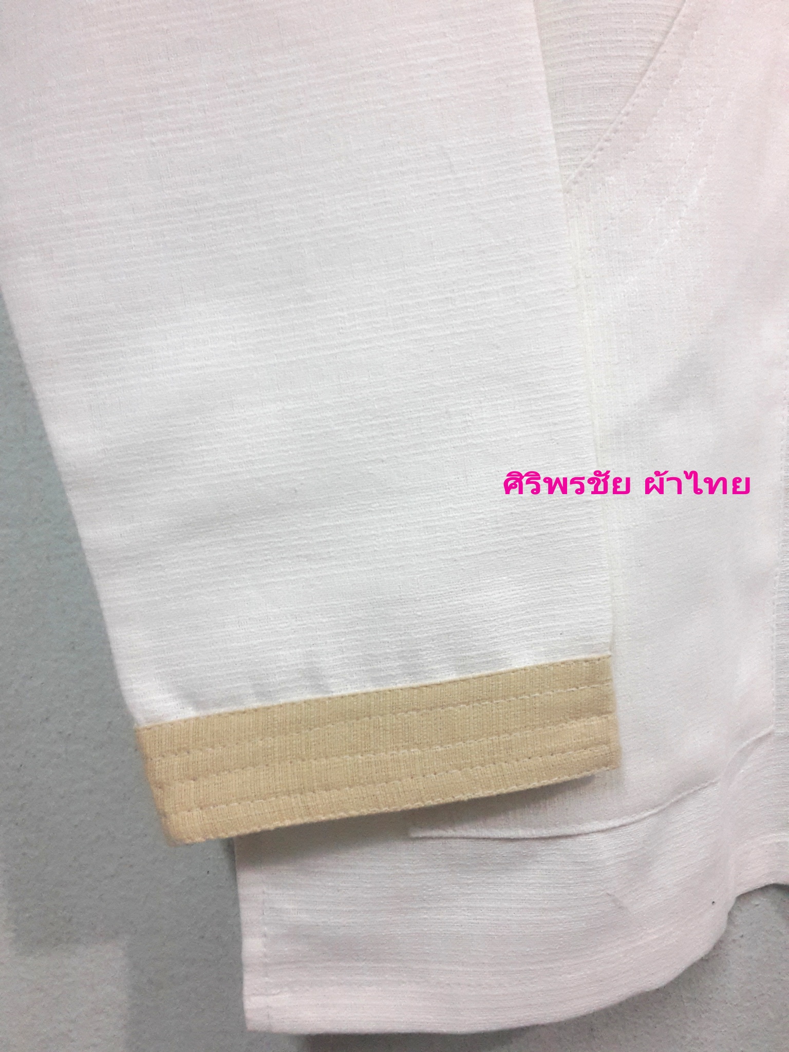 เสื้อผ้าไทยชายแขนยาวสีขาว เสื้อผ้าฝ้ายชายแต่งกระดุ้มปั้นแต่งขลิบสีครีม เสื้อผ้าพื้นเมืองชายวัยรุ่นกระเป๋าเว้า