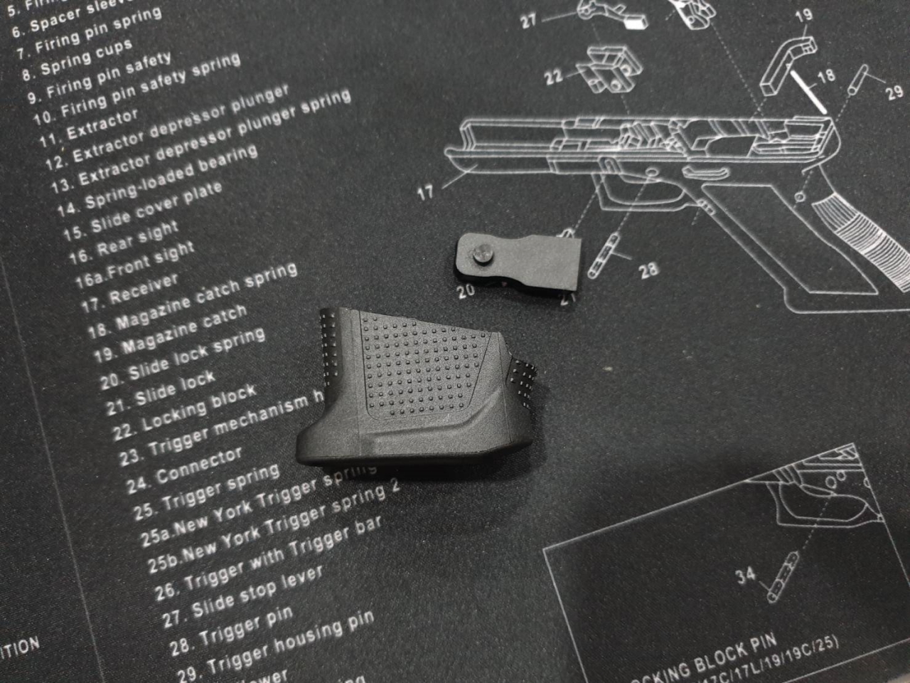 ส้นแม็ก G43 +2 นัด ผลิตจากวัสดุ Polymer เกรดคุณภาพ มาพร้อมกับลิ้นแม็กกาซีน เพิ่ม +2 นัด สำหรับ Glock43 เข้ารูปกับทรง glock 43 สวยงาม เพิ่มพื้นที่สำหรับเกี่ยวนิ้วก้อย ใช้งาน จับถนัดมือมากขึ้น