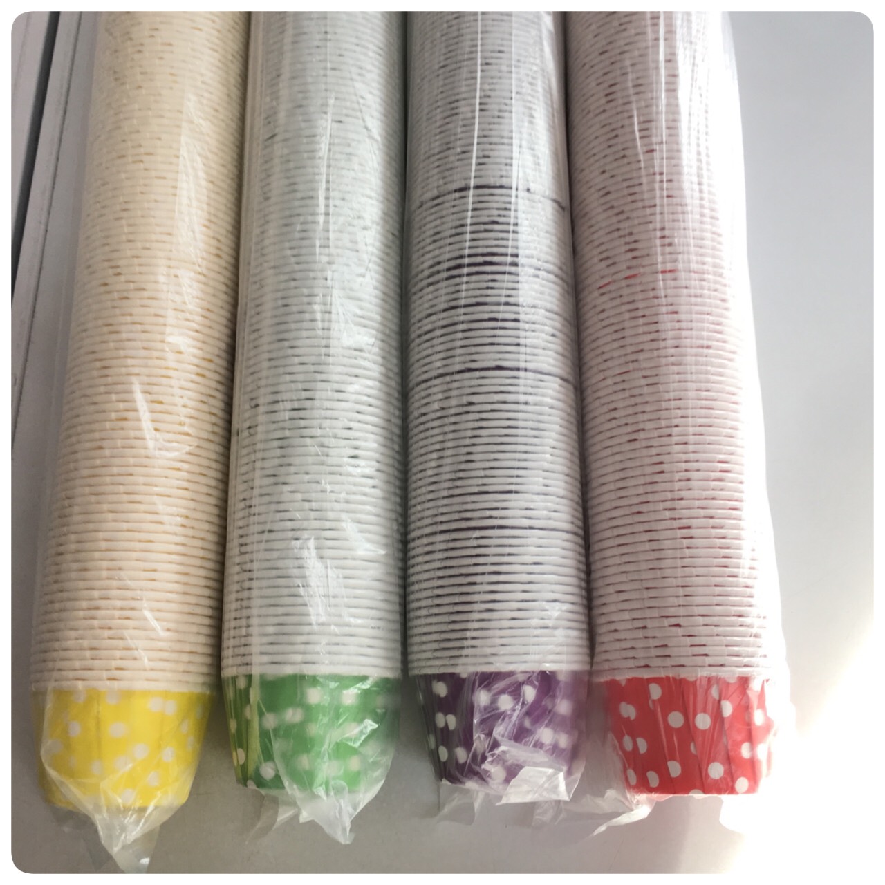 ถ้วยคัพเค้ก ม้วนปาก สีต่างๆ 100 ใบ ฐาน 4.5 ซม.