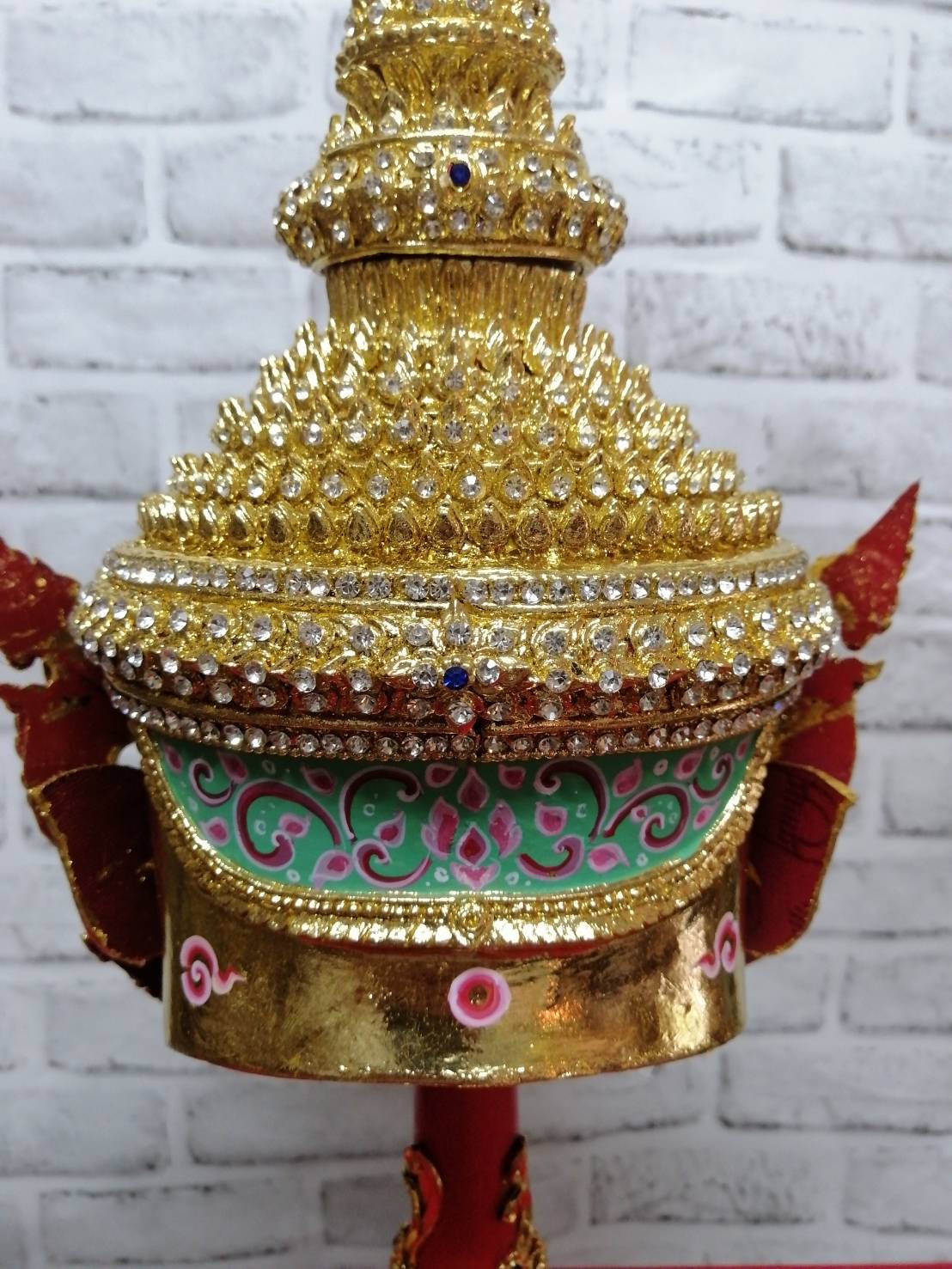 ท้าวเวสสุวรรณ ขนาดกลาง เกรดพรีเมี่ยม พร้อมฐานไม้กลึงตีลายปิดทองประดับเพชร