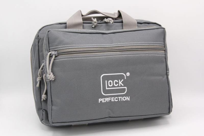 กระเป๋าปืนสั้น Glock ช่องด้านในบุกันกระแทก ตัวซิปมีรูสำหรับให้ล๊อคกุญแจได้ สามารถใส่ปืนสั้นได้2กระบอก และ แม็คกระซีน5แม็ค มี4สี -สีดำ -สีทราย -สีเขียว -สีเทา ราคา 1,300 บาท Eme 100 บา