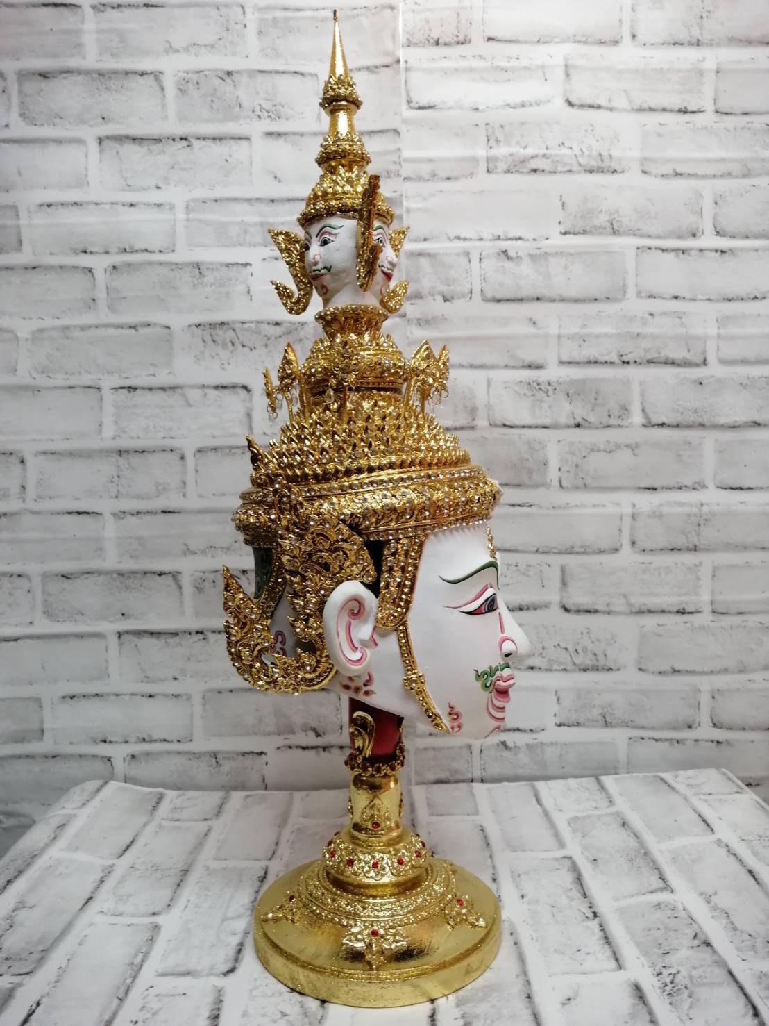 พระพรหม ขนาดกลาง เกรดพรีเมี่ยม (ขนาดประมาณผลส้มโอ) พร้อมฐานไม้กลึงตีลายปิดทองประดับเพชร